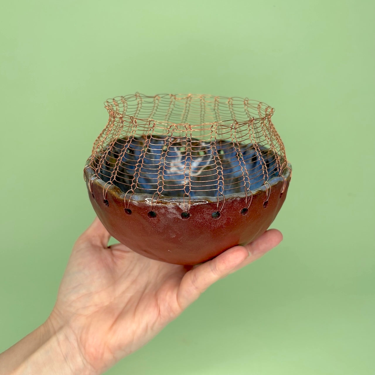 Ceramic bowl with knitted wire