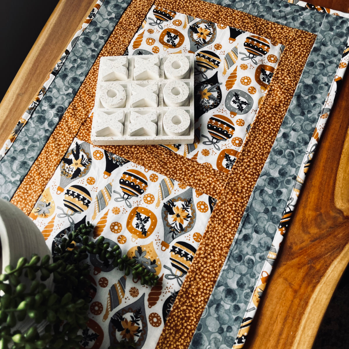 Christmas table runner | Reversible | christmas baubles