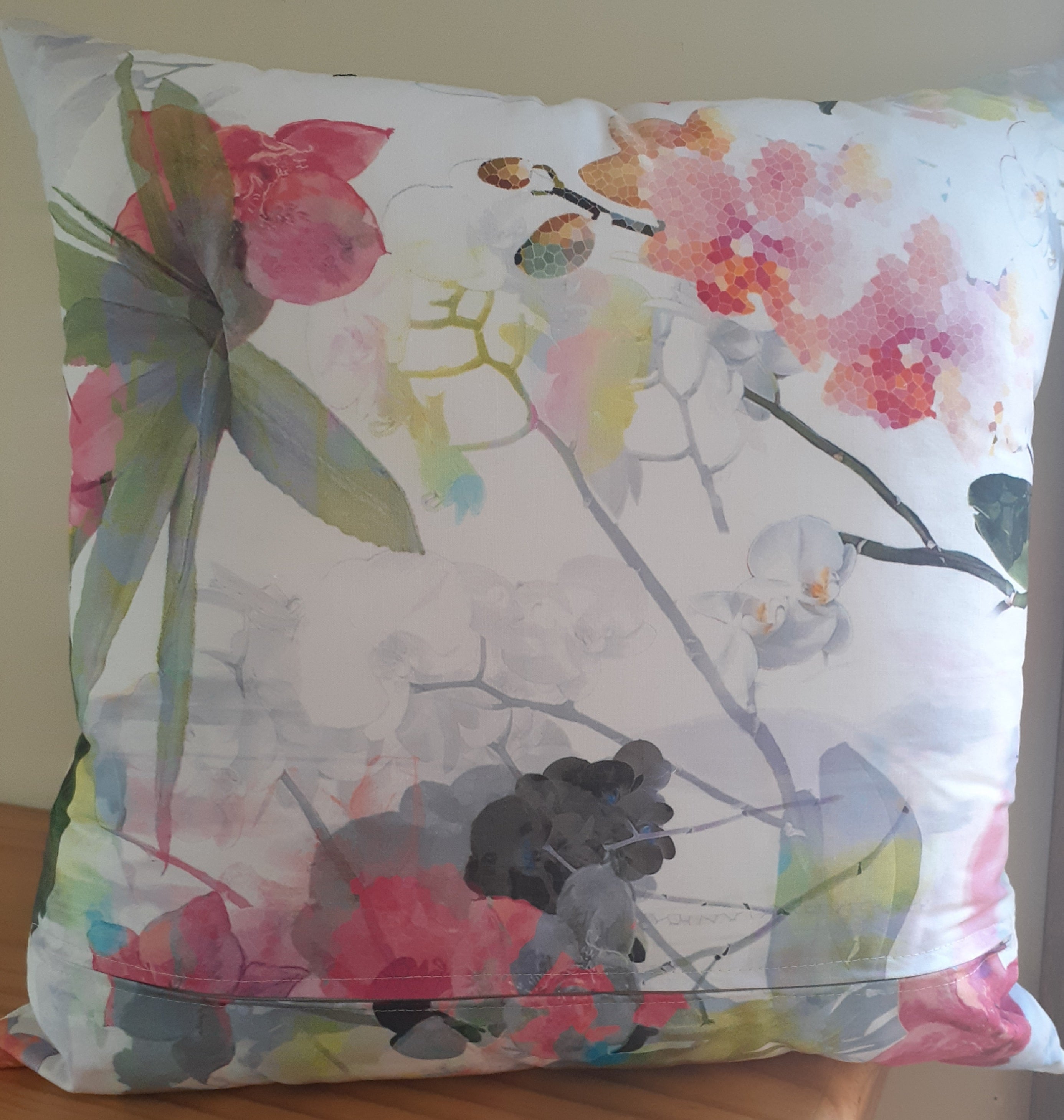 Little bumble bee cushion cover