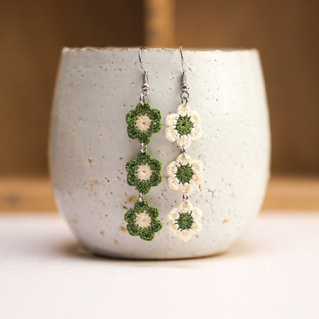 String of daisies micro-crochet earrings - green and ivory