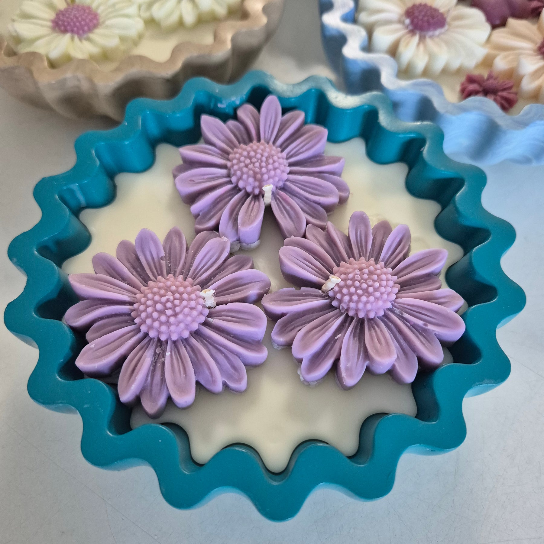 Teal Eco-concrete daisy bowl candle with fragranced soy wax