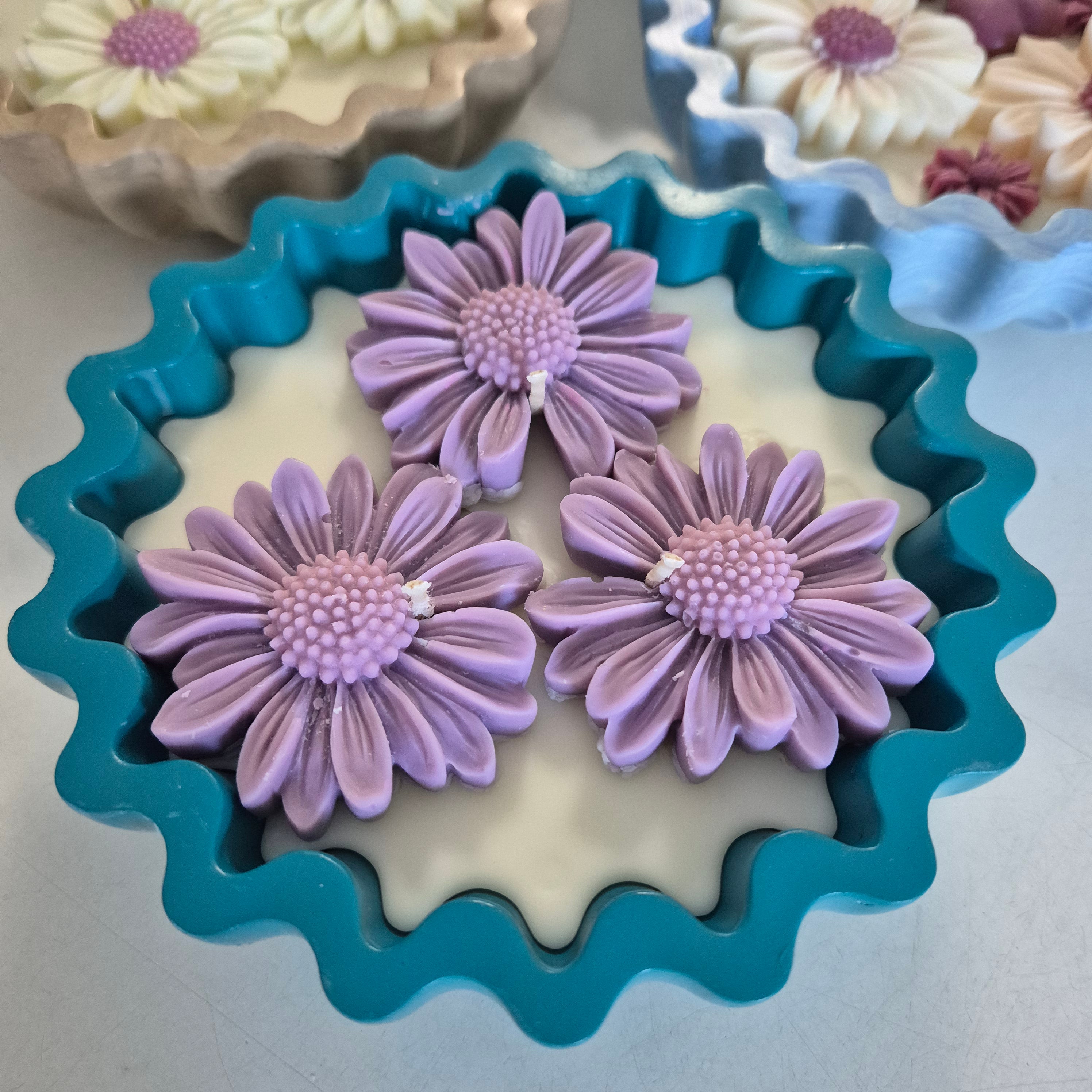 Teal Eco-concrete daisy bowl candle with fragranced soy wax