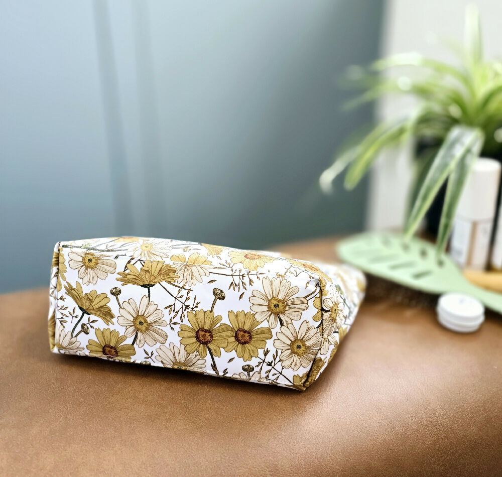 Floral make-up bag. Cosmetic pouch. Toiletry purse.