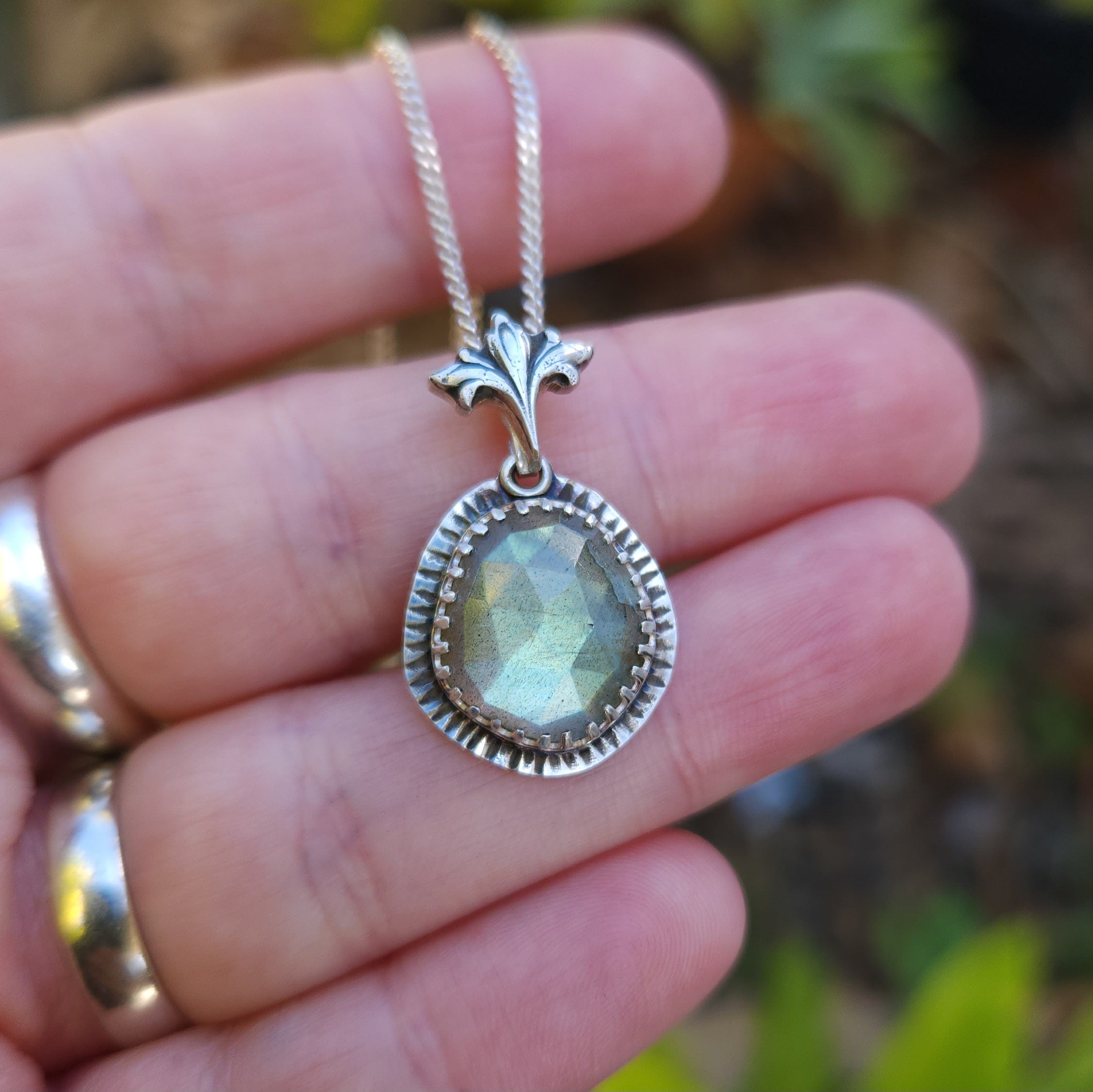 Dreamy labradorite pendant with fancy bail