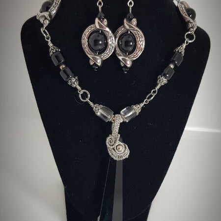 Hexagone Pyramid black crystal glass pendant and earrings set