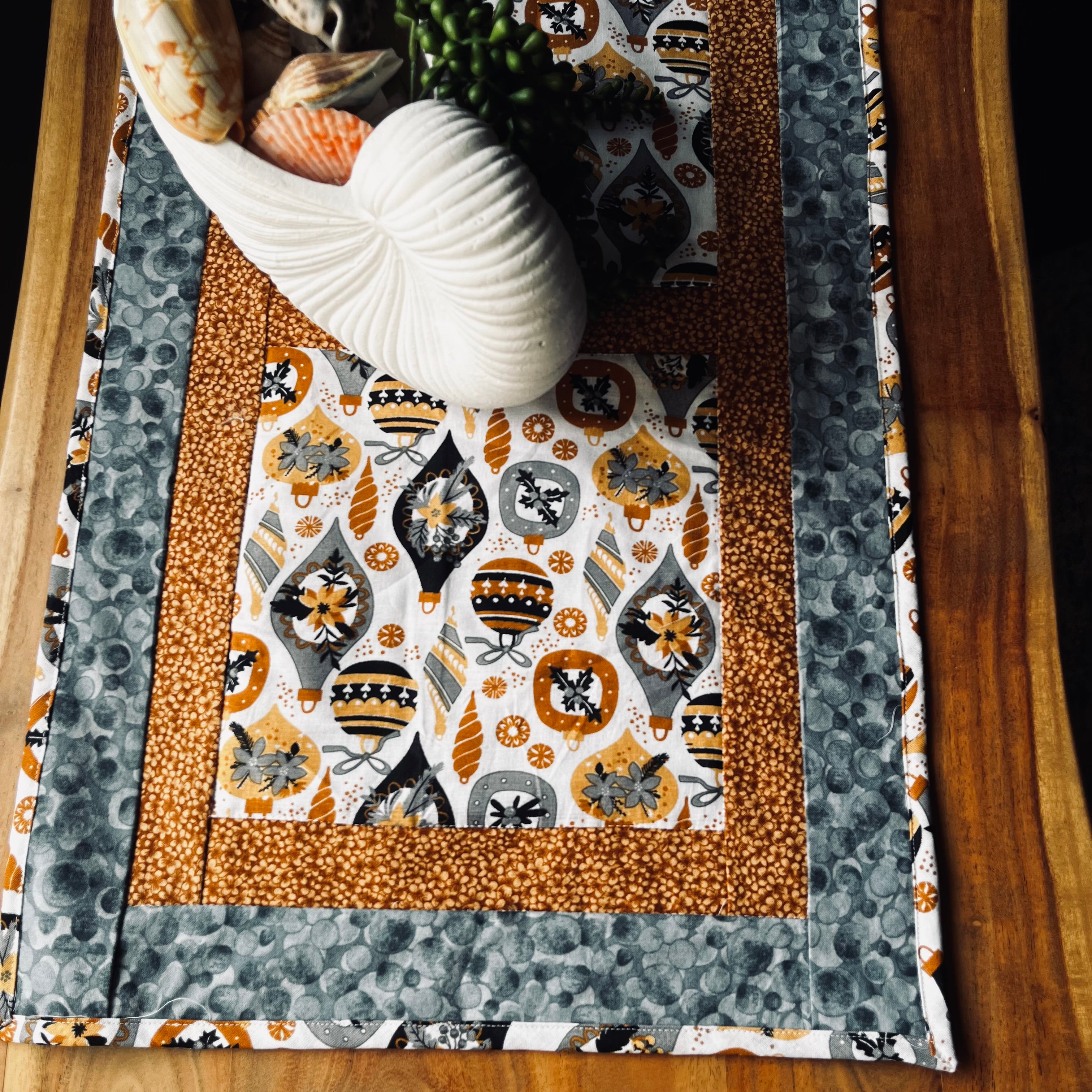 Christmas table runner | Reversible | christmas baubles