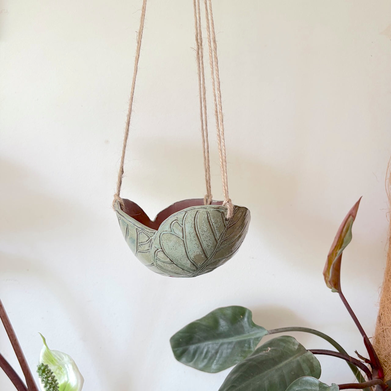 Ceramic dome hanging pot leaf design