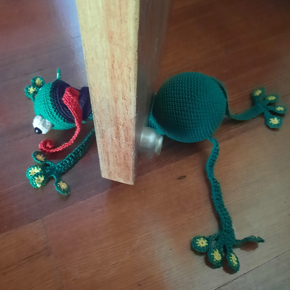 Squashed-Frog-Doorstop-Forest-Green-full-show-Australian-made-watch-the-birdy-crochet