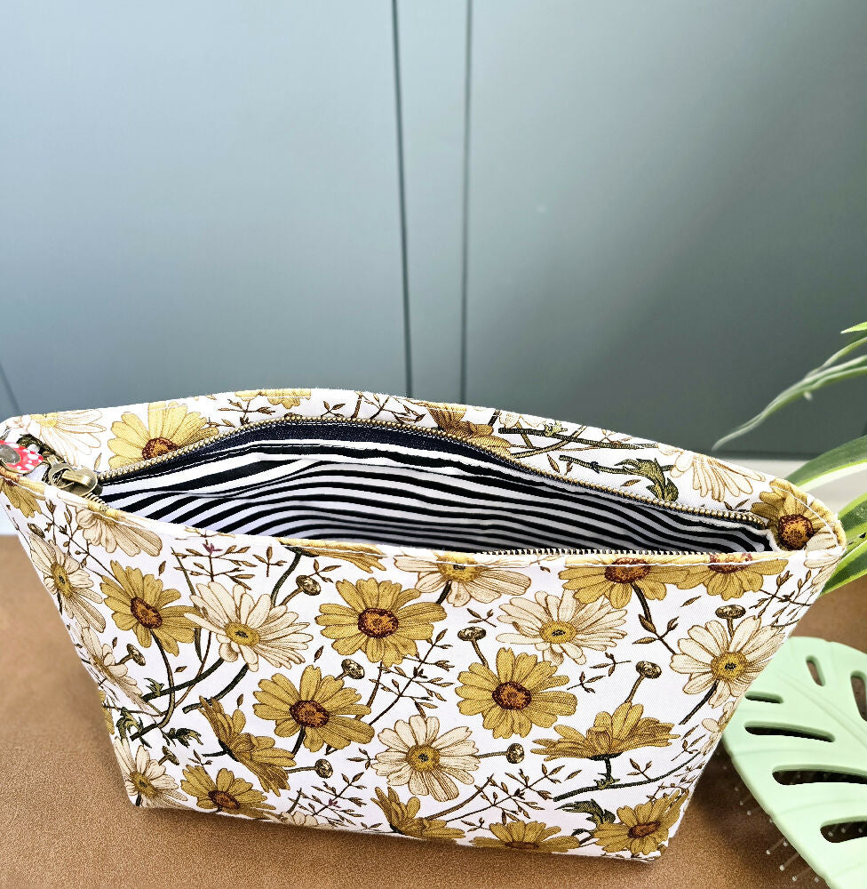 Floral make-up bag. Cosmetic pouch. Toiletry purse.