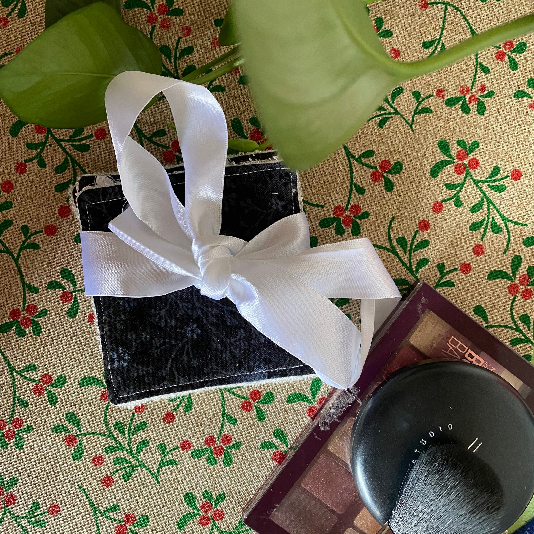 Black & White Floral Reusable Makeup Remover Pad –