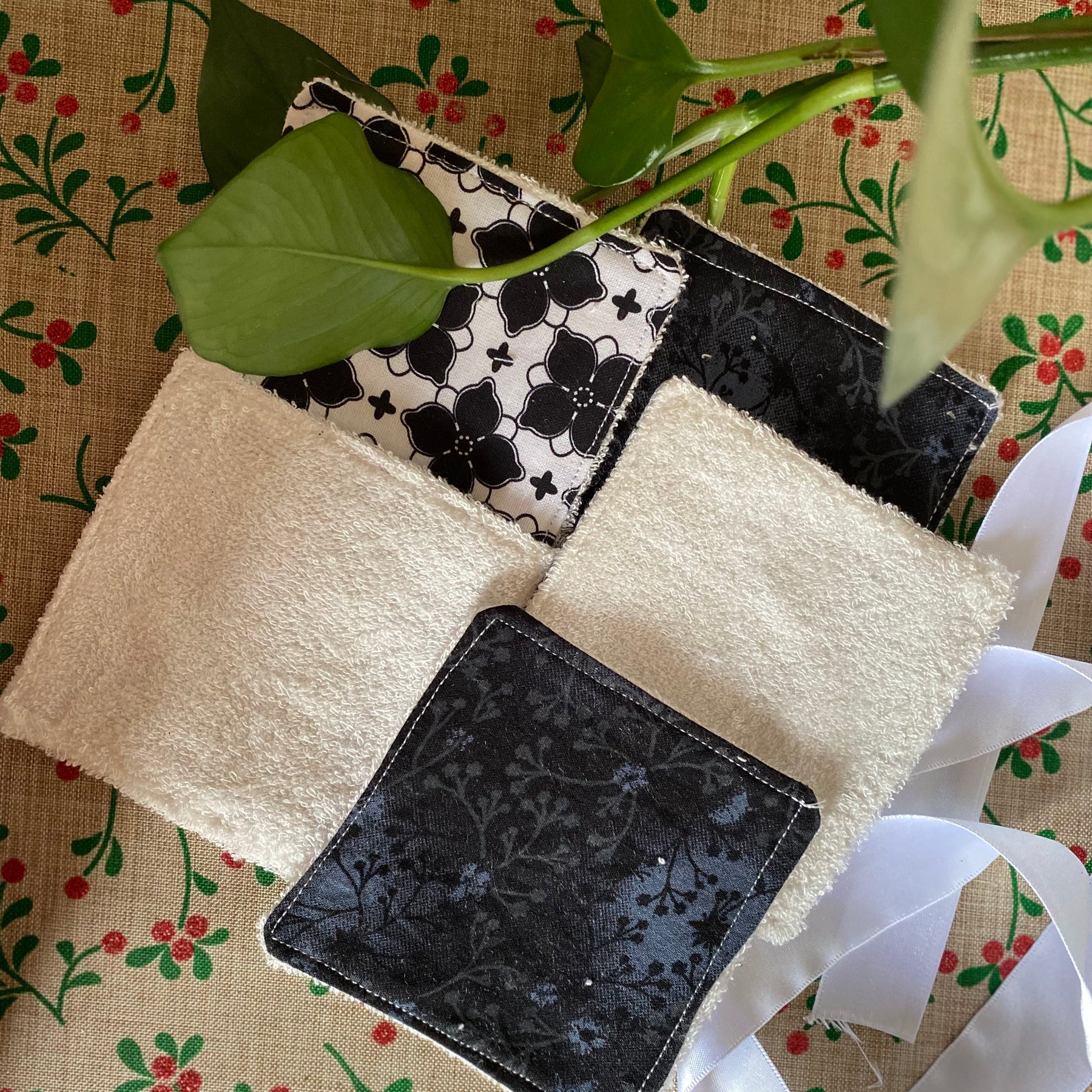 Black & White Floral Reusable Makeup Remover Pad –