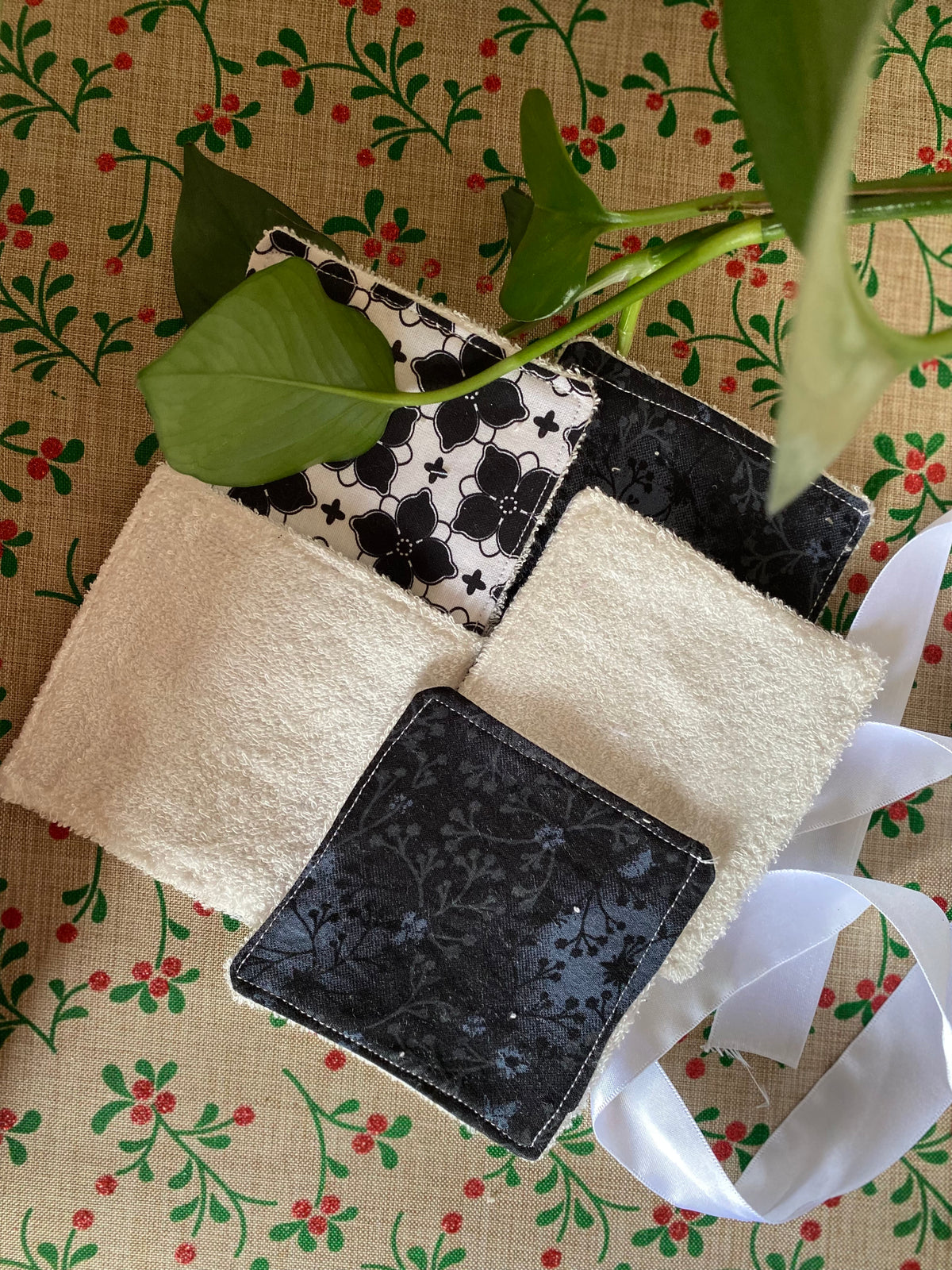 Black & White Floral Reusable Makeup Remover Pad –