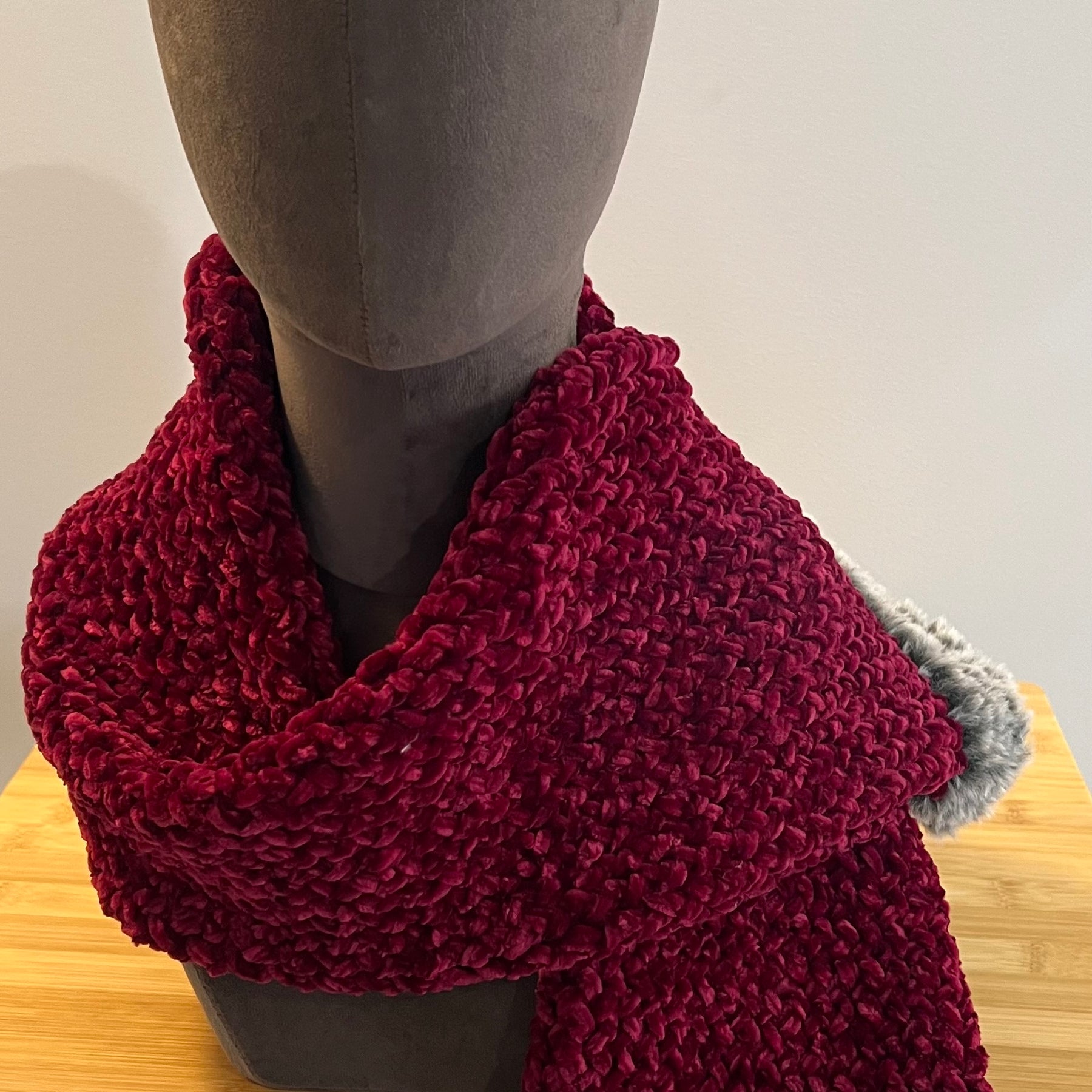 Scarf in burgundy chenille