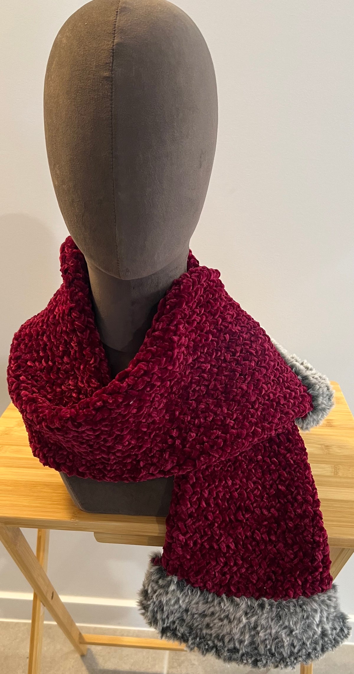 Scarf in burgundy chenille
