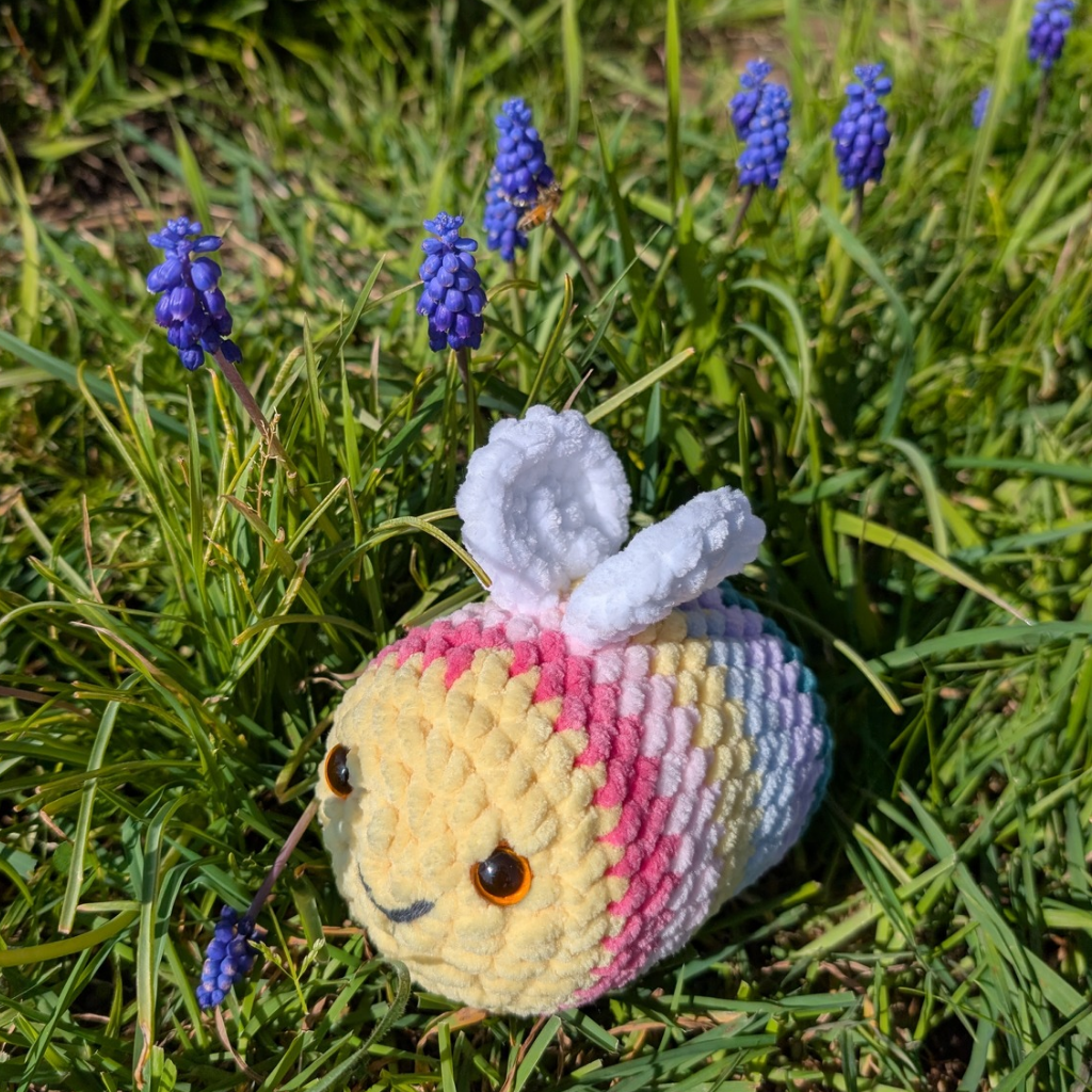 Rainbow Bee, Cheerful plush bee