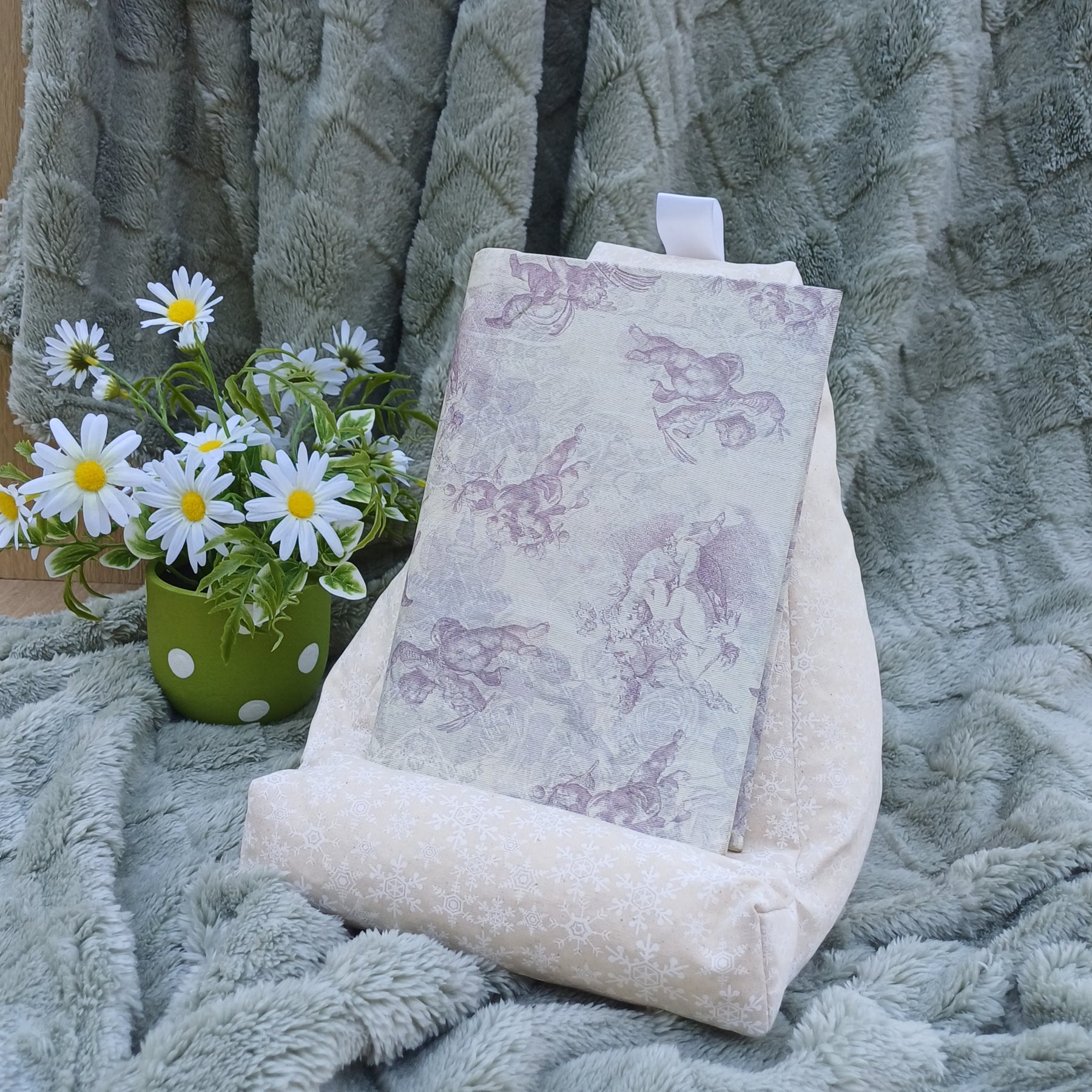 Black Cat Design Pillow Stand to suit Book and Tablet