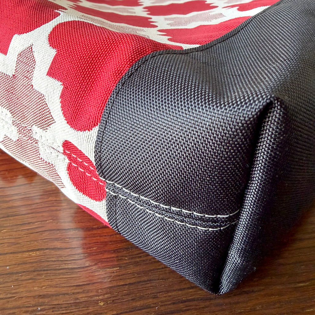 Medium tote bag with pockets