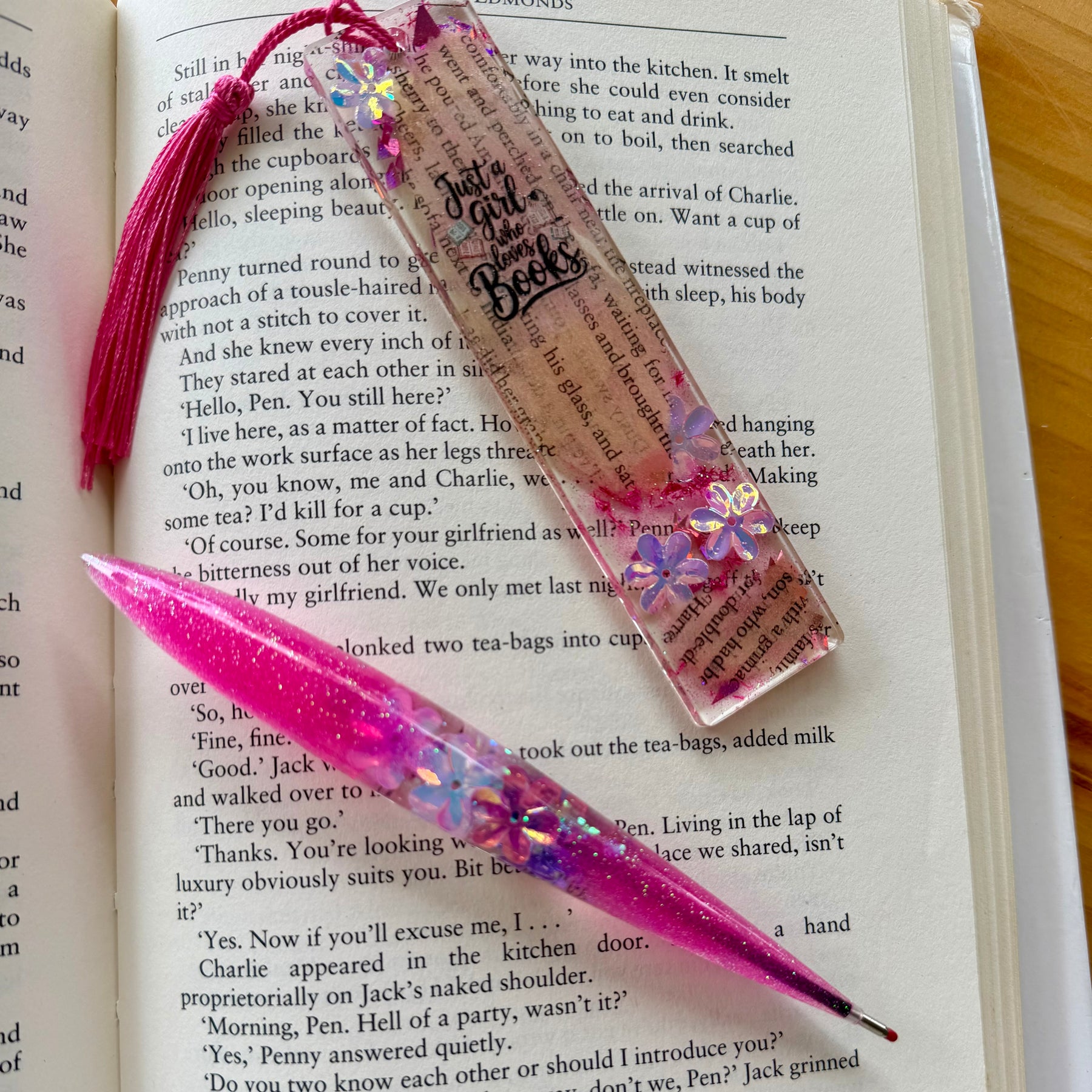 Just a Girl Who Loves Books Pen & Bookmark set
