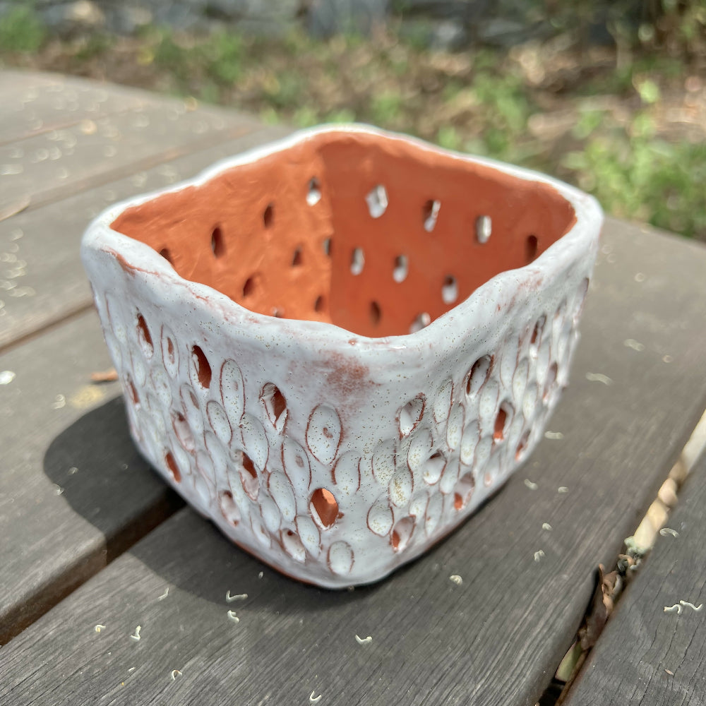 Square pinch pot white detail