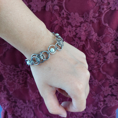 Chainmaille bracelet with glass pearls