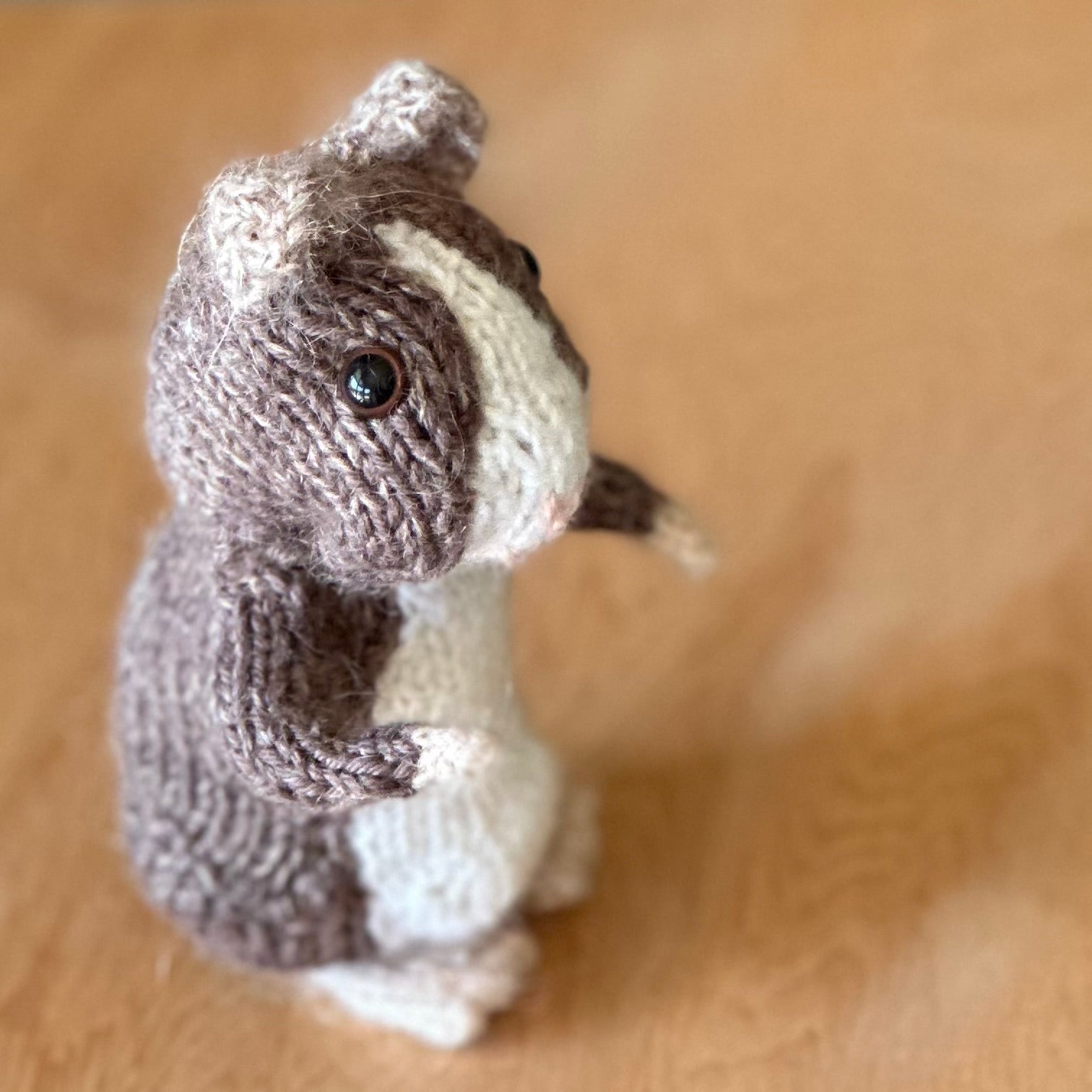 Poseable Guinea Pig Fibre Art Figurine, 12cm tall