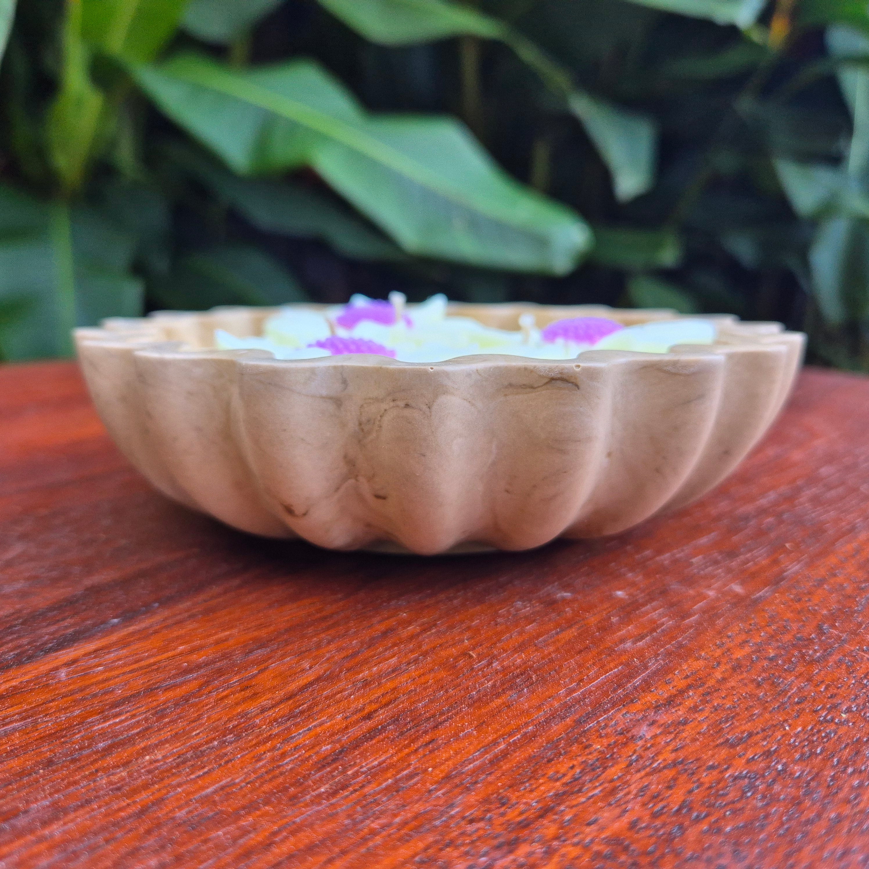 Eco-concrete daisy bowl candle with rose and lavender