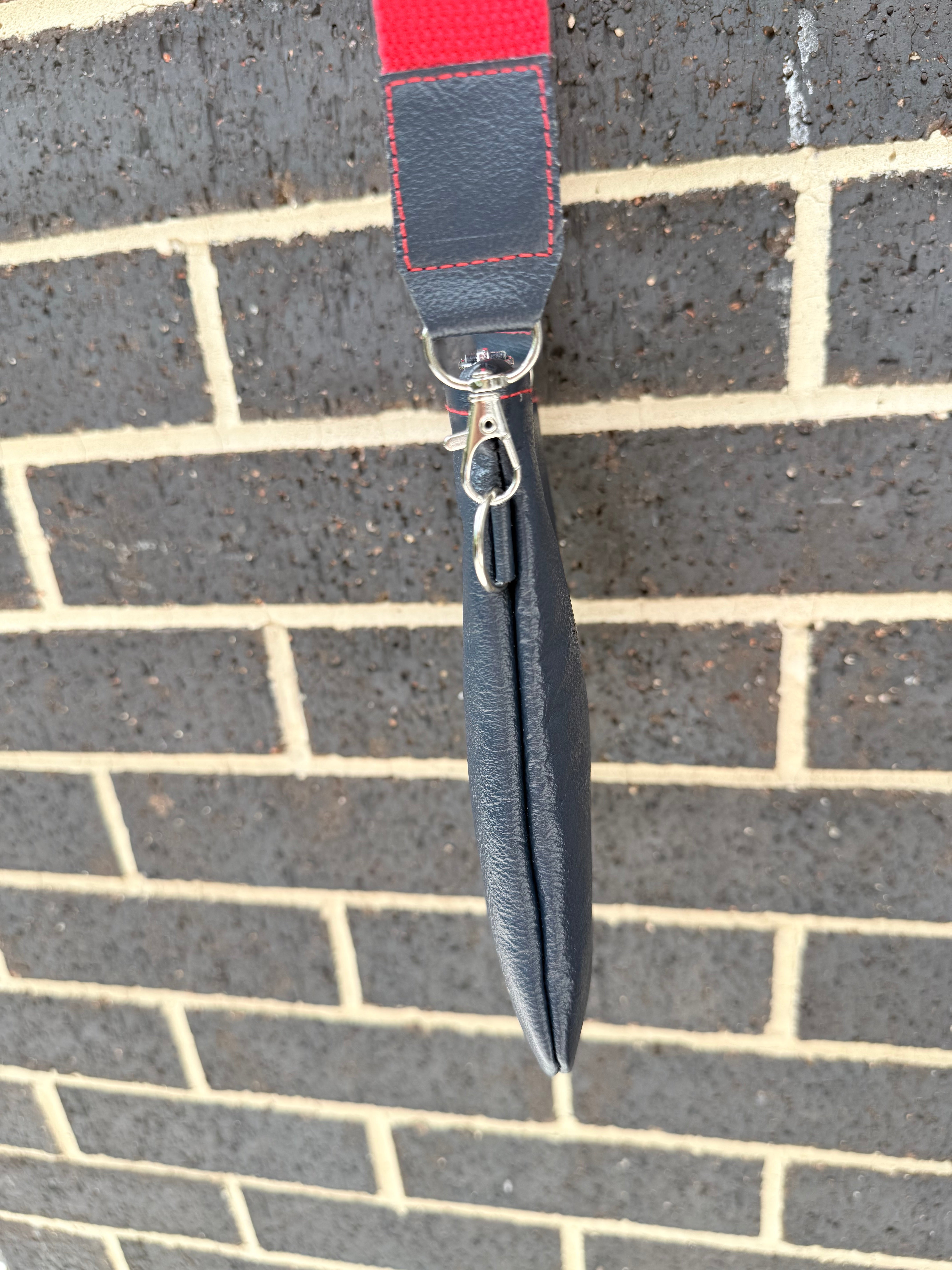 Minimalist wanderer leather phone bag