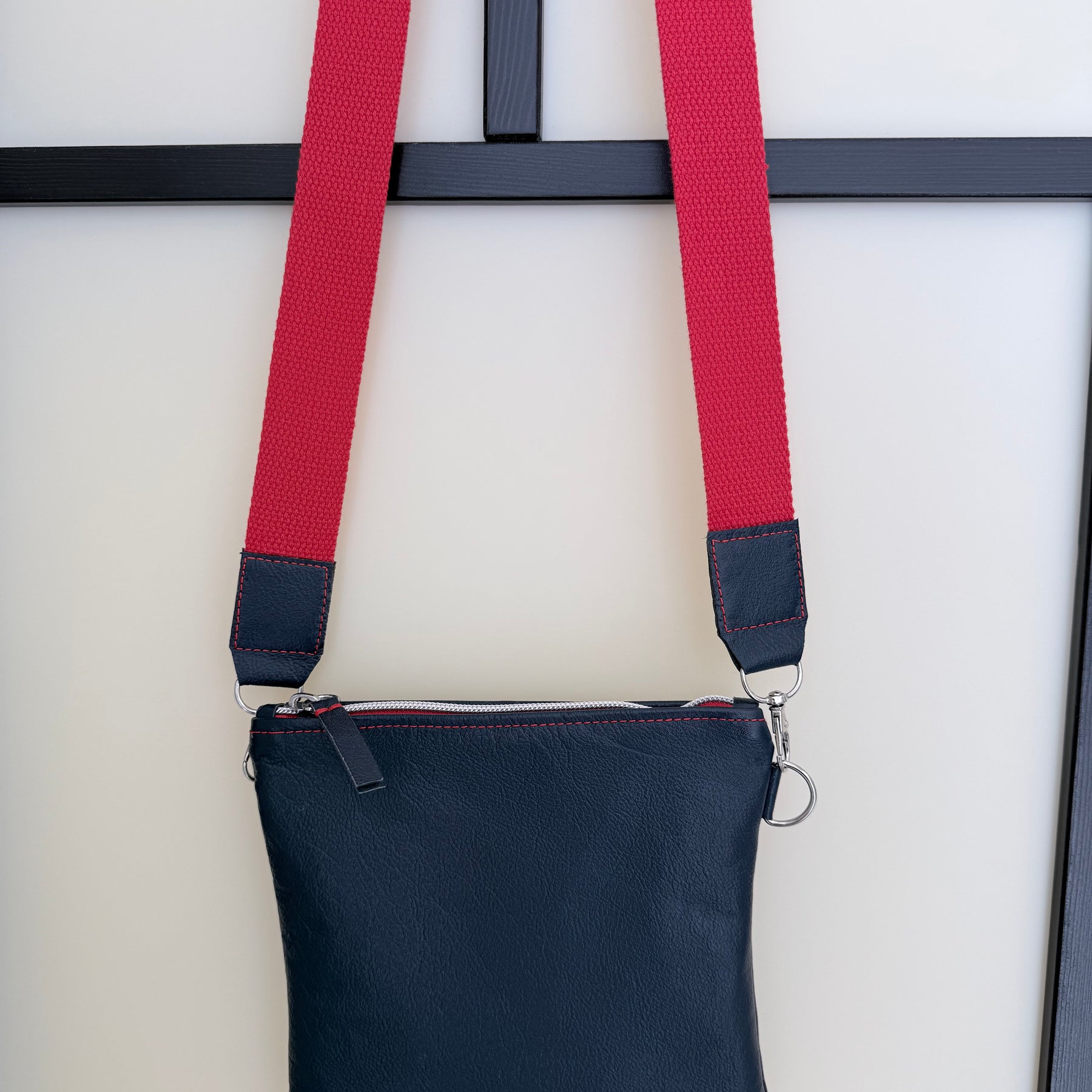 Minimalist wanderer leather phone bag