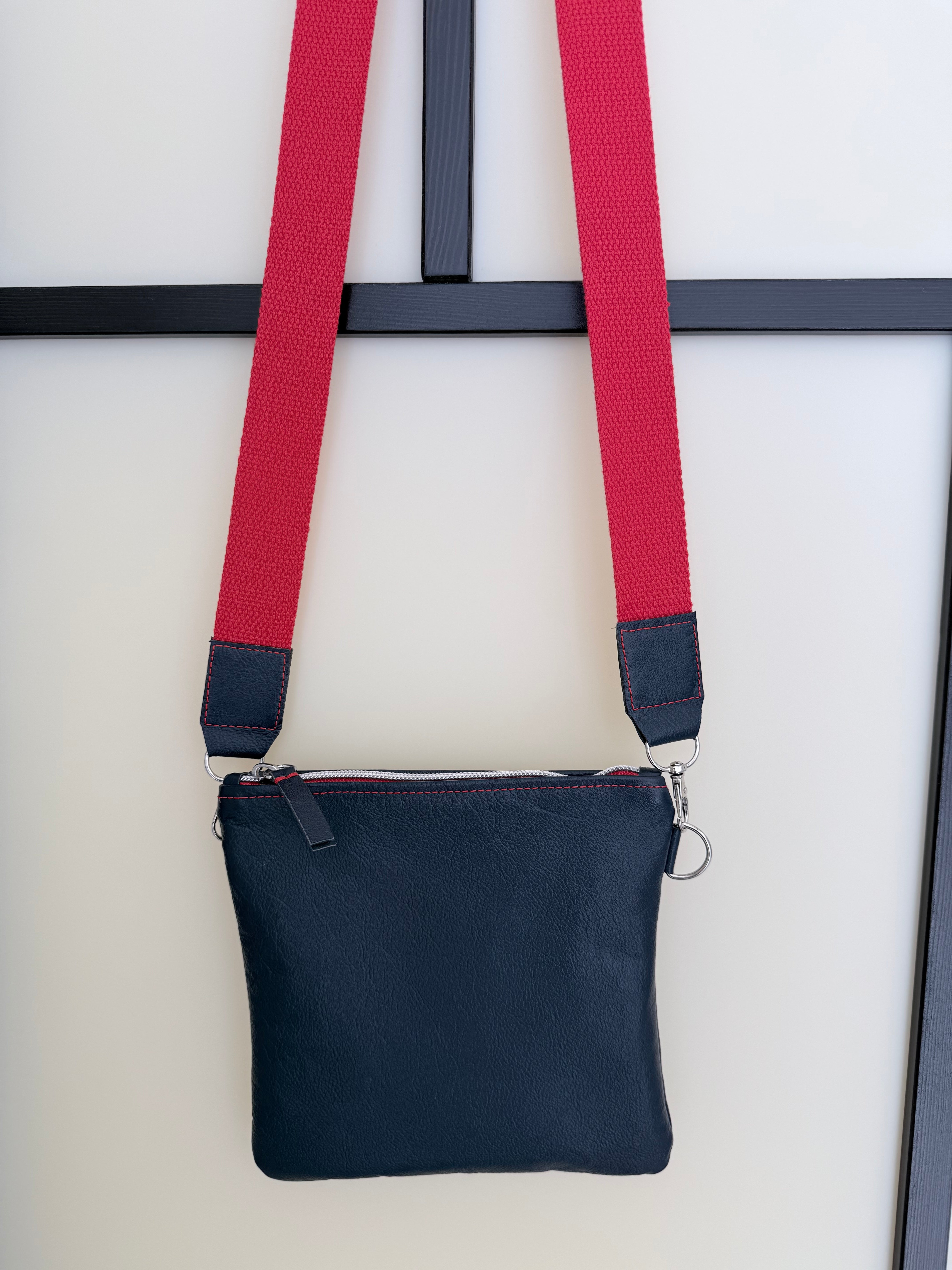 Minimalist wanderer leather phone bag