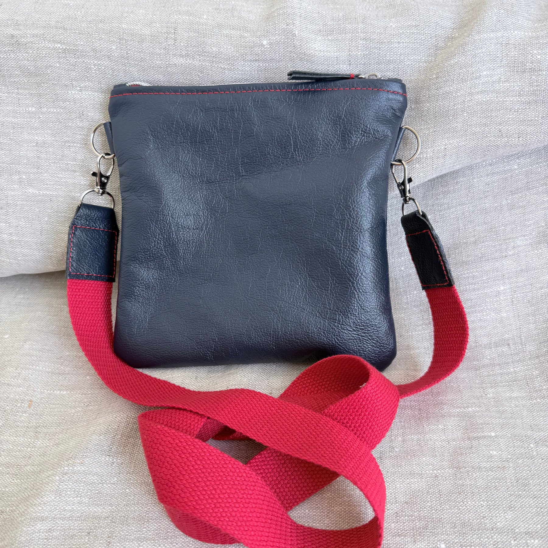 Minimalist wanderer leather phone bag