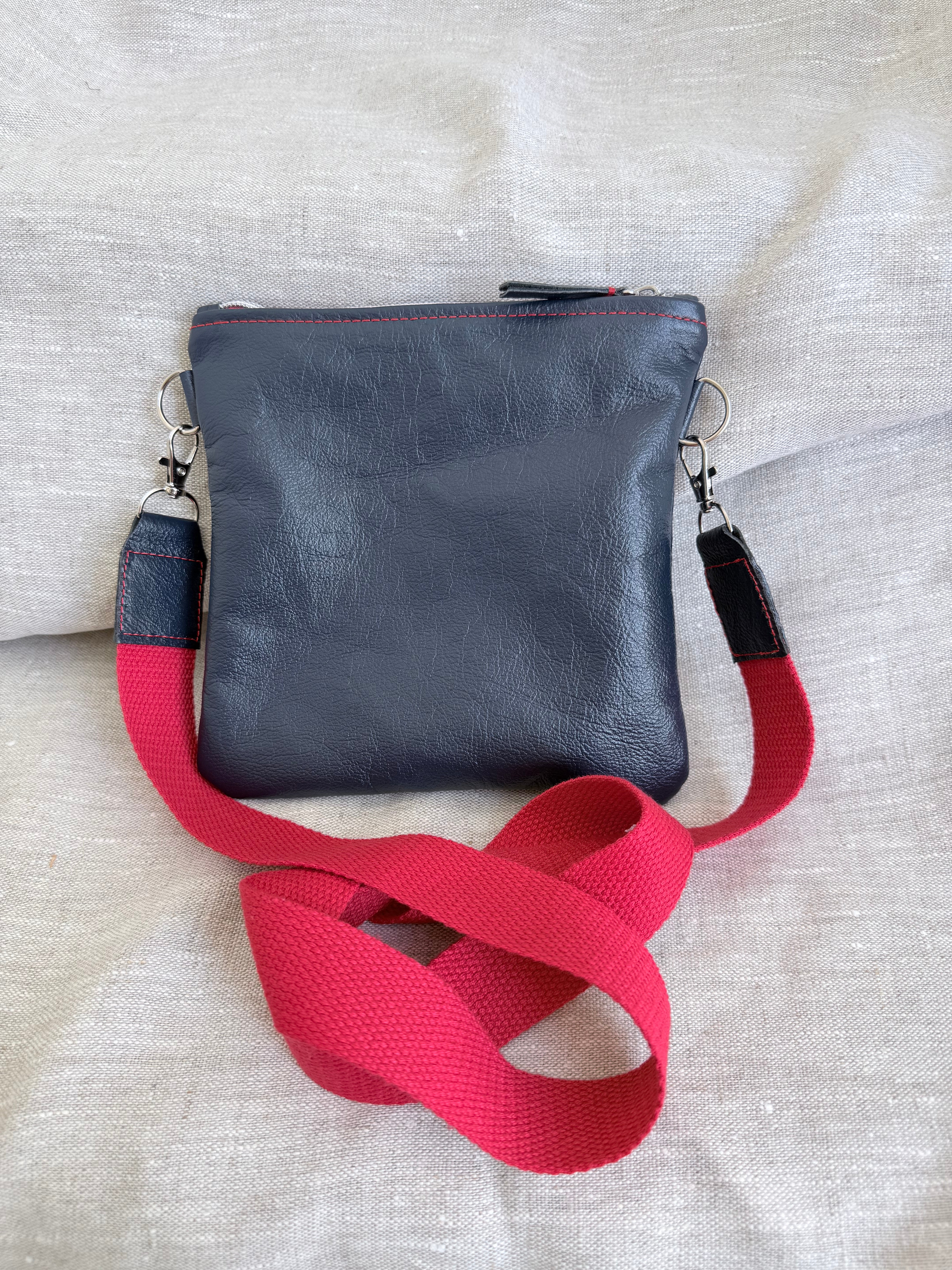 Minimalist wanderer leather phone bag