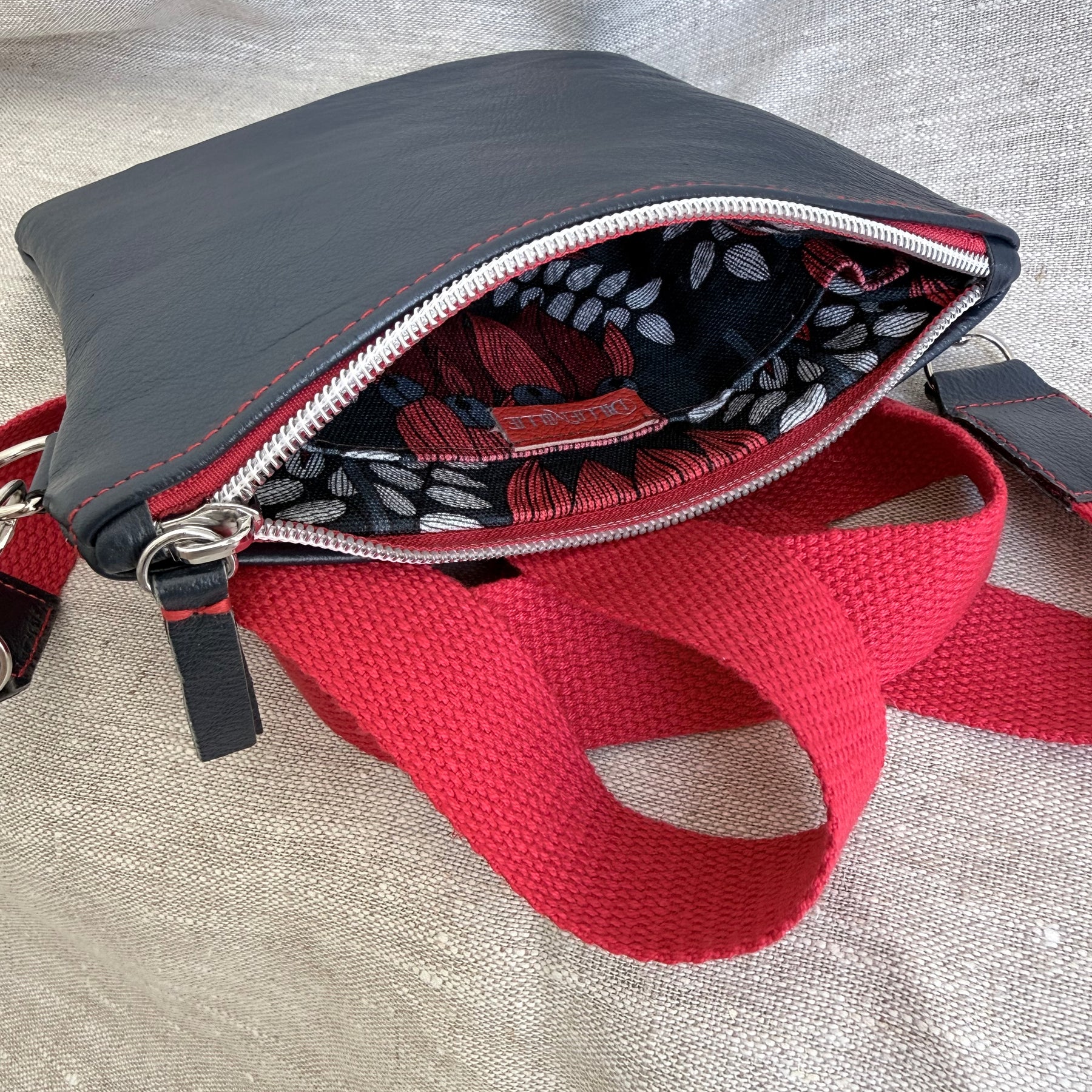 Minimalist wanderer leather phone bag