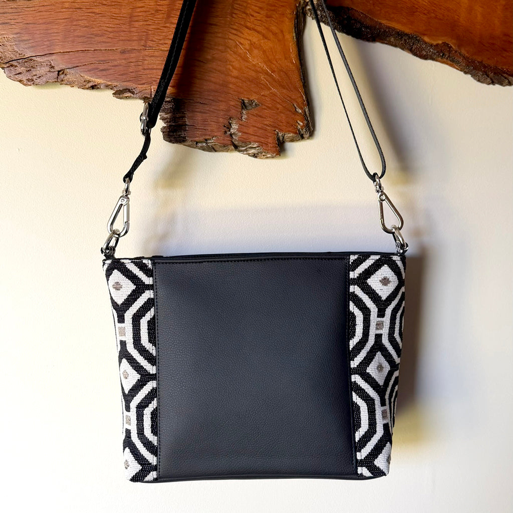 Mid-sized crossbody bag with lots of internal pockets