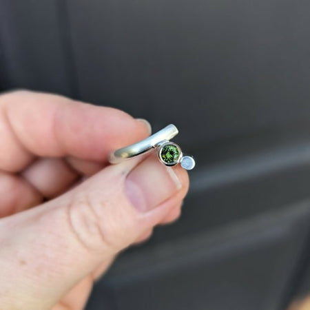 Green Australian sapphire loop ring