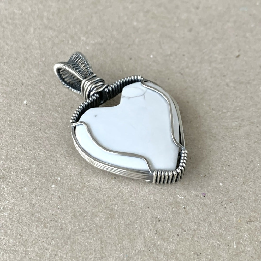 PJS05754_02_HowliteHeartPendant