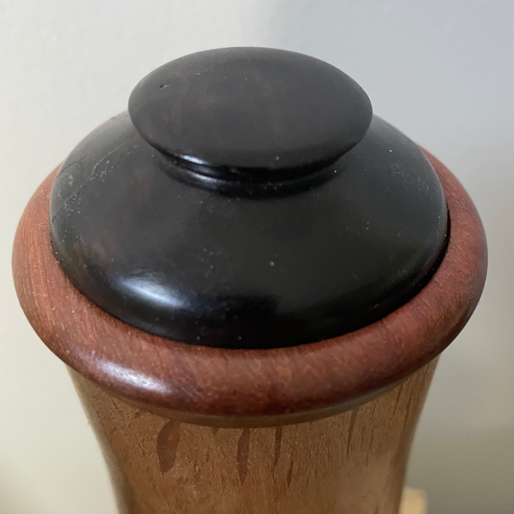 Lidded cylindrical box.