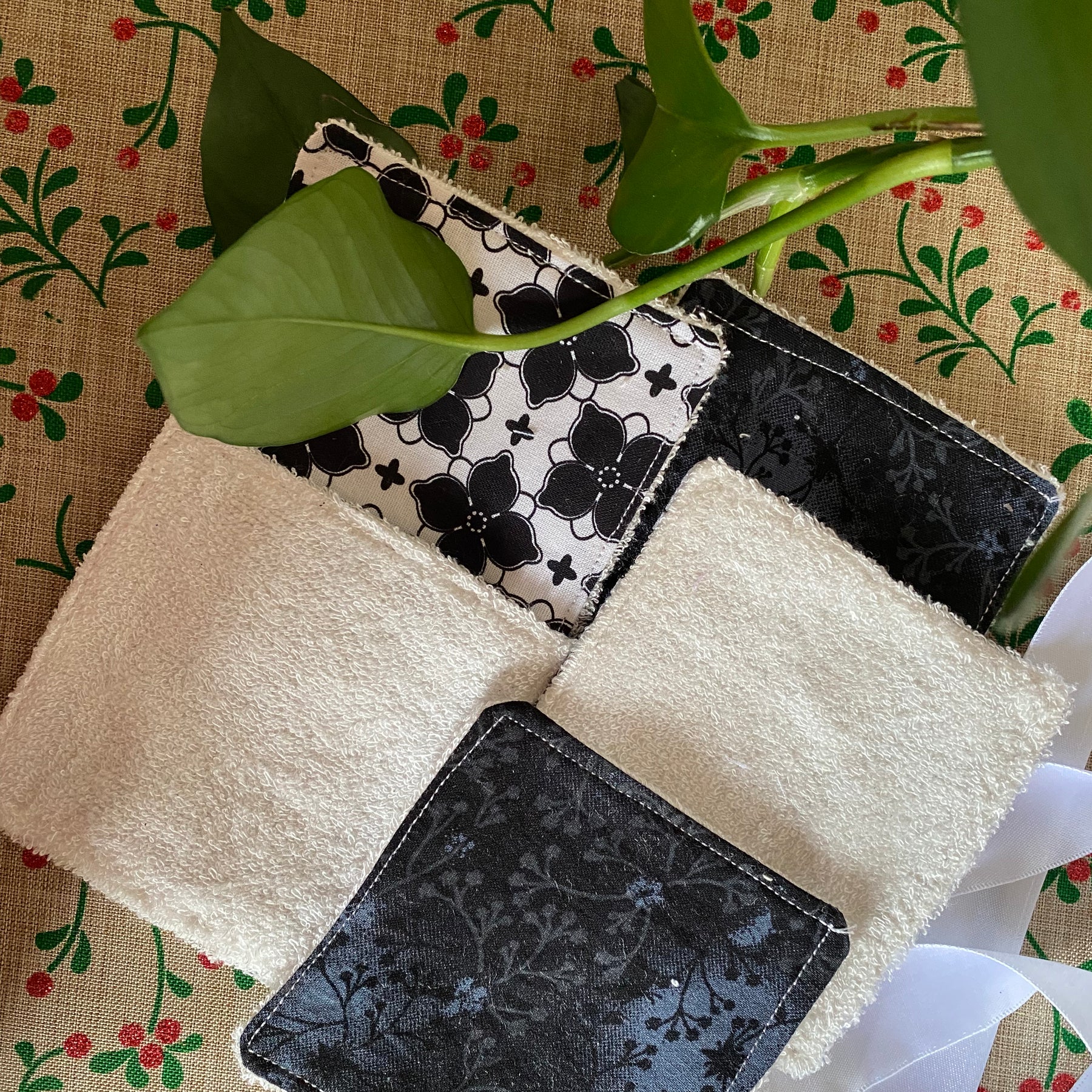 Black & White Floral Reusable Makeup Remover Pad –