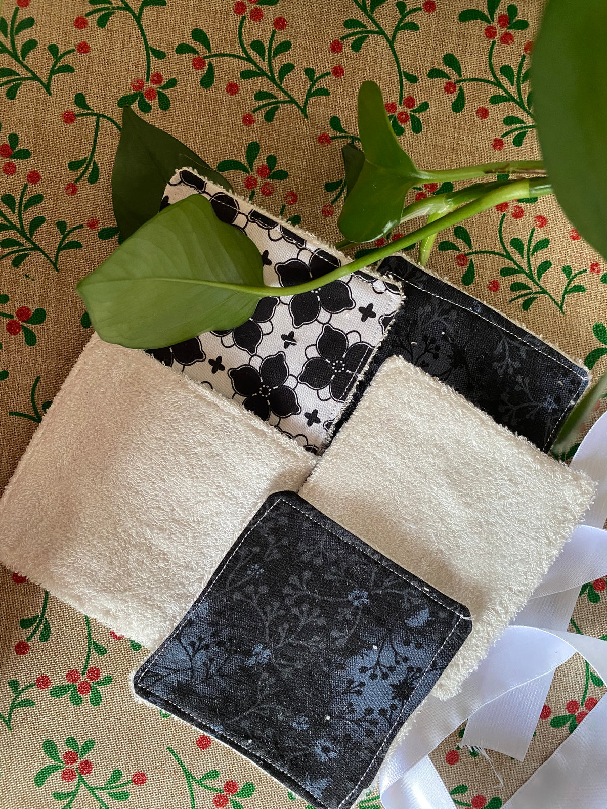 Black & White Floral Reusable Makeup Remover Pad –