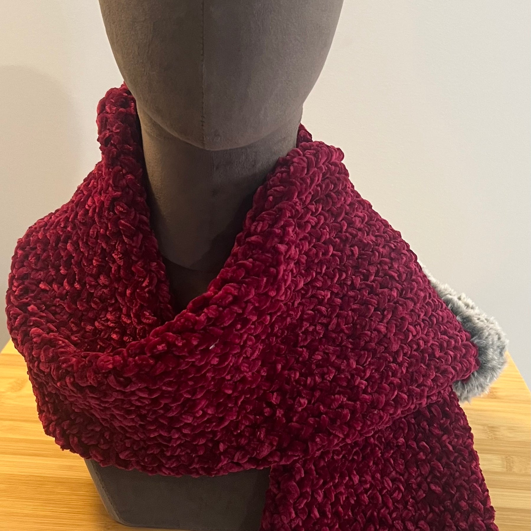 Scarf in burgundy chenille
