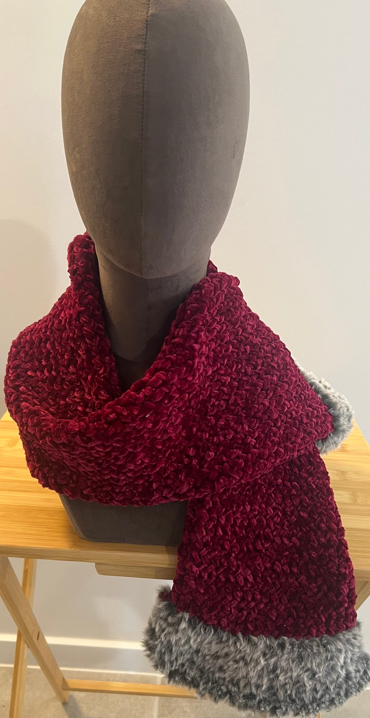 Scarf in burgundy chenille