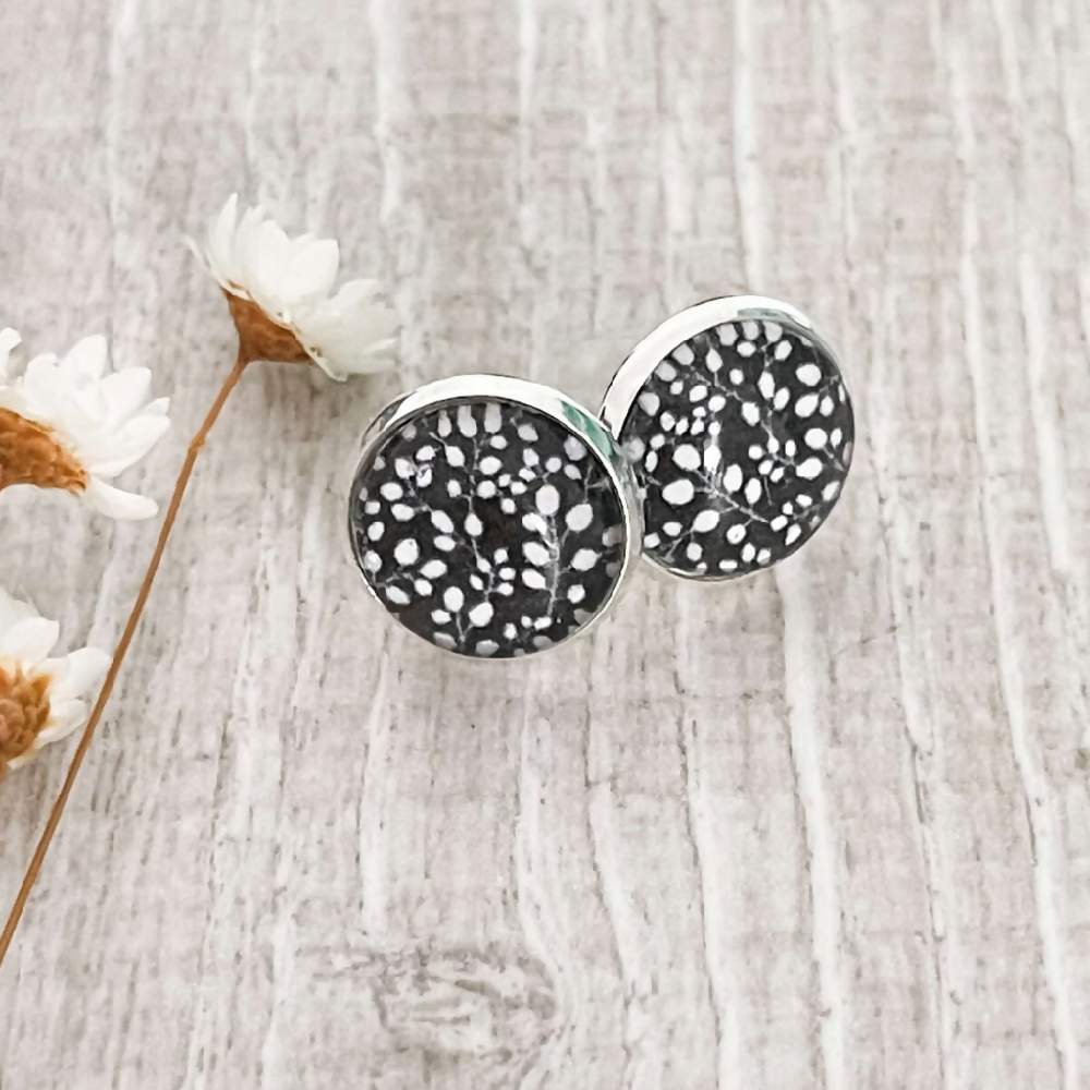 leaves-black-with-white-west-4th-studio-earrings-01