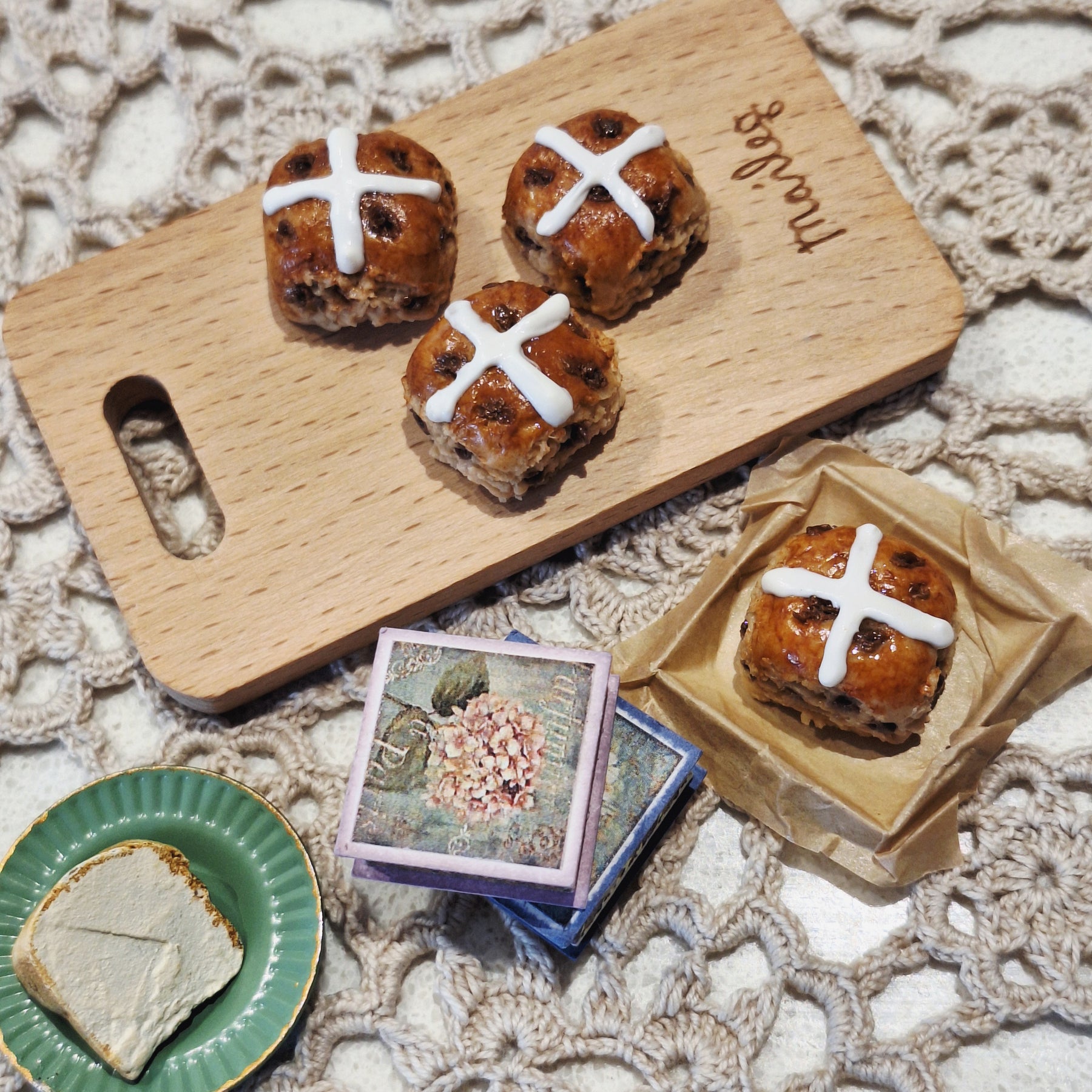 Single Hot cross Bun with metal tray