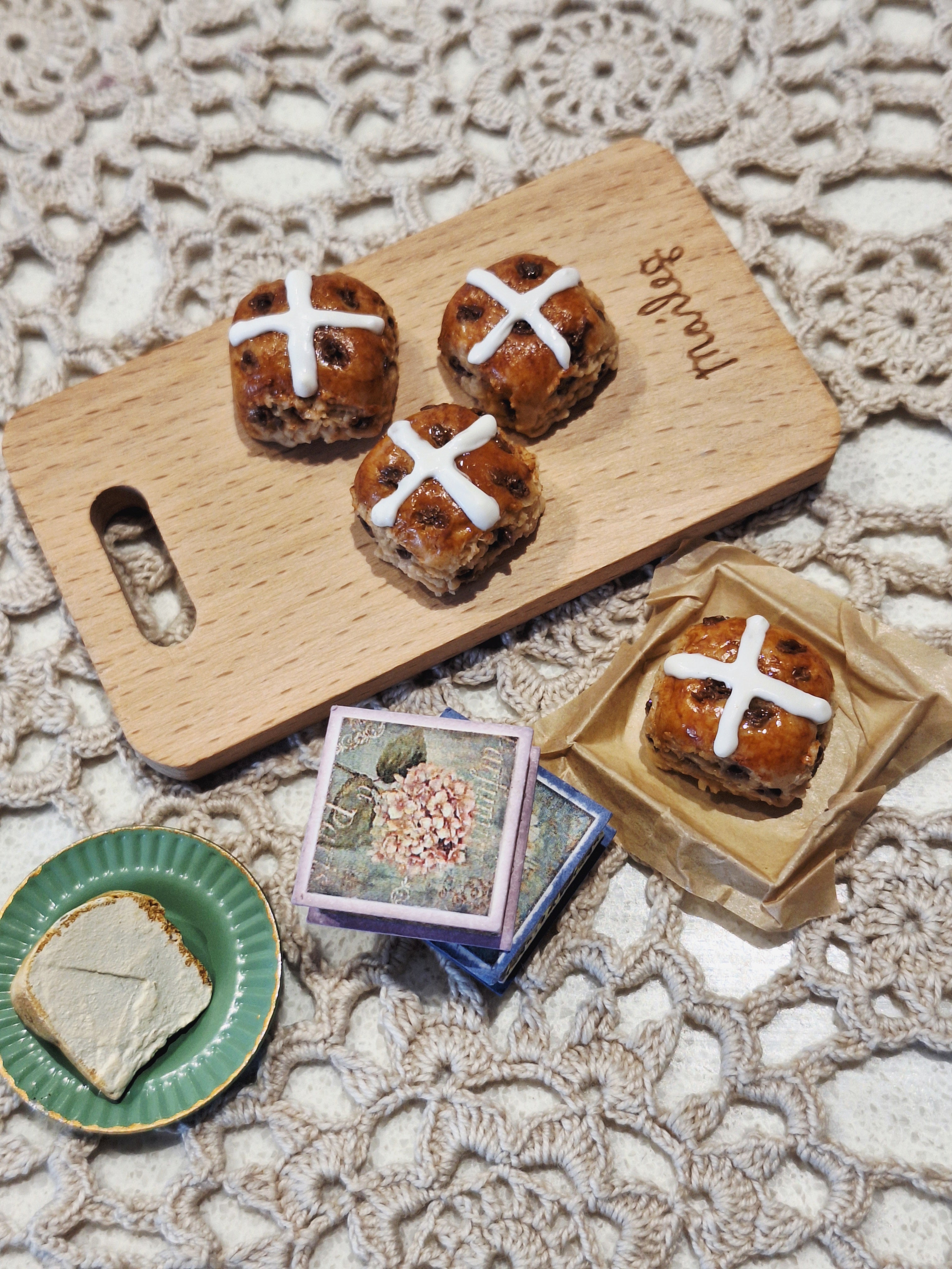 Single Hot cross Bun with metal tray