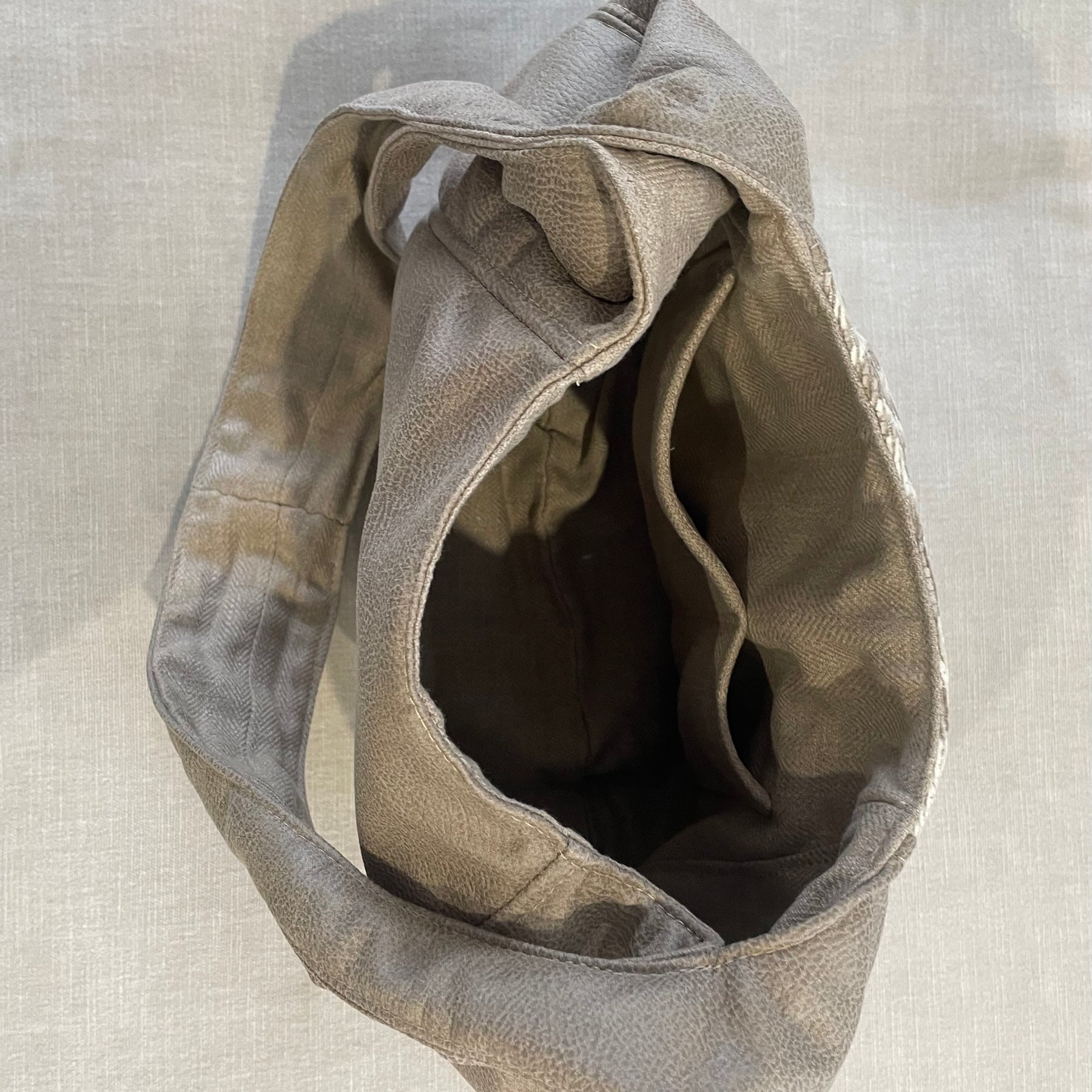 Beige Leather-look/White Tiger Slouch
