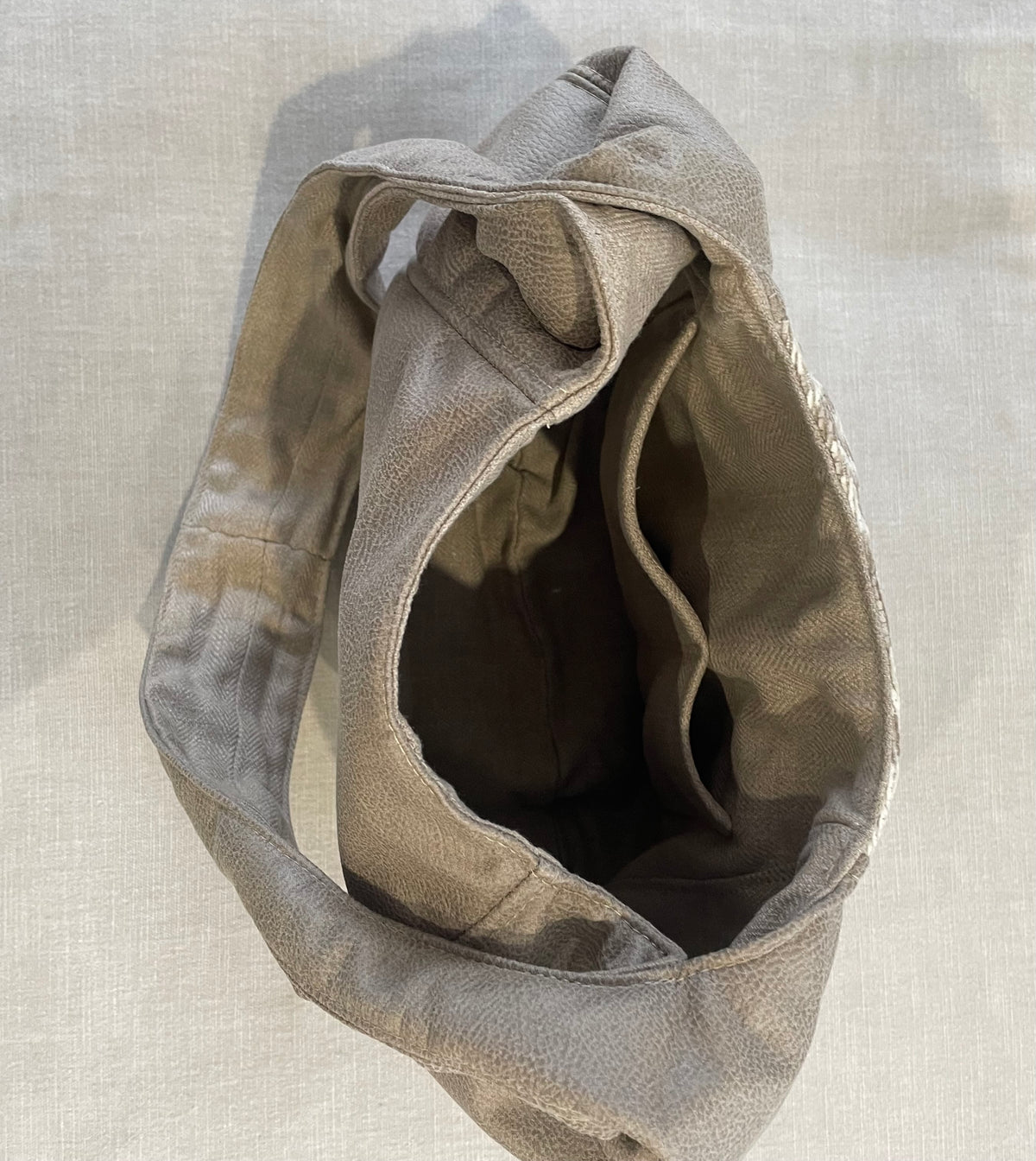Beige Leather-look/White Tiger Slouch