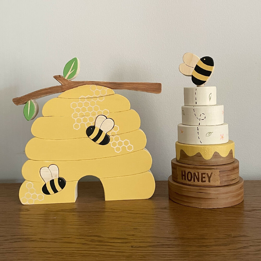 Bee ring stacker with honey pot