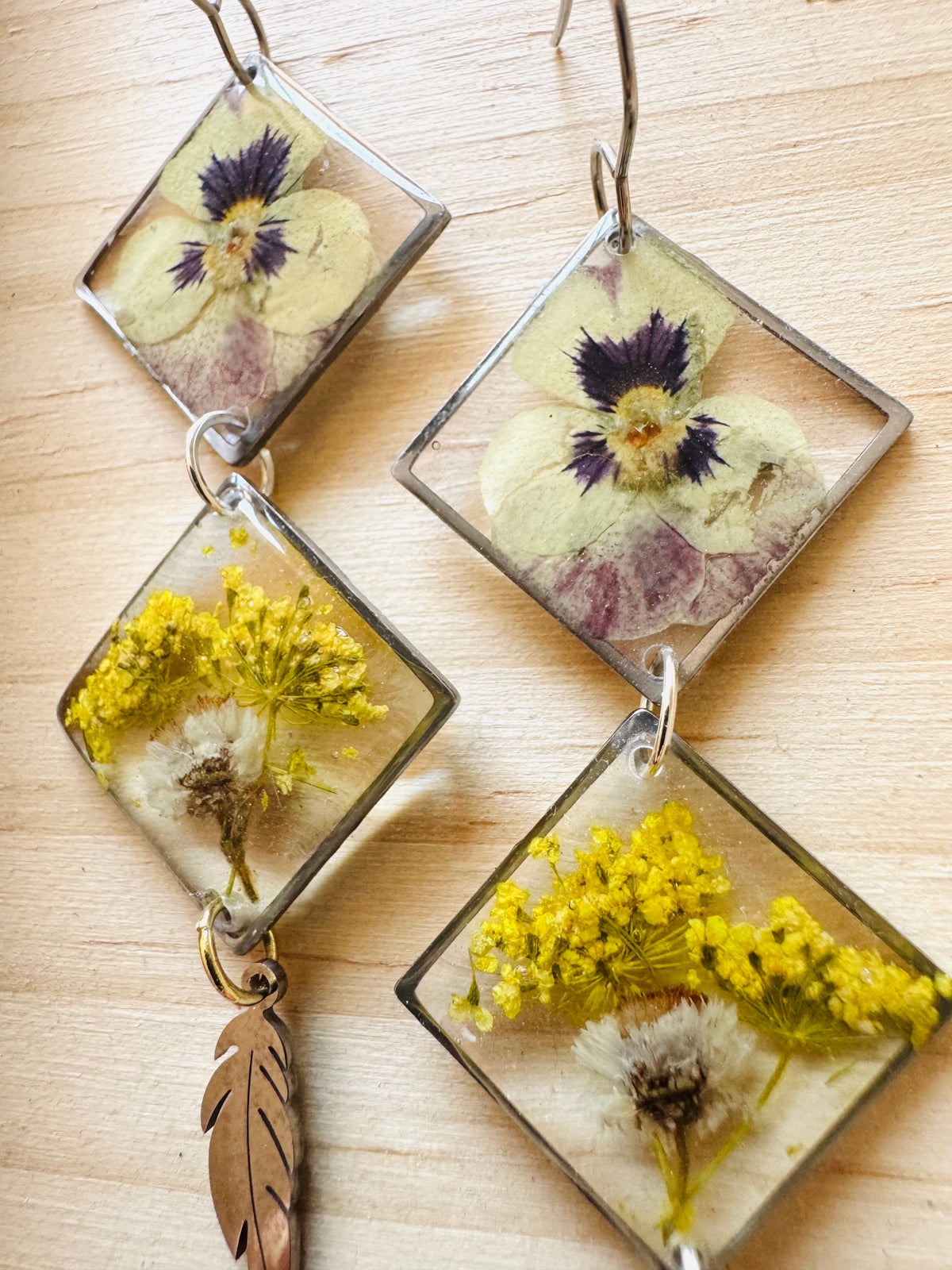 Double rhombus pansy pressed flower resin earrings