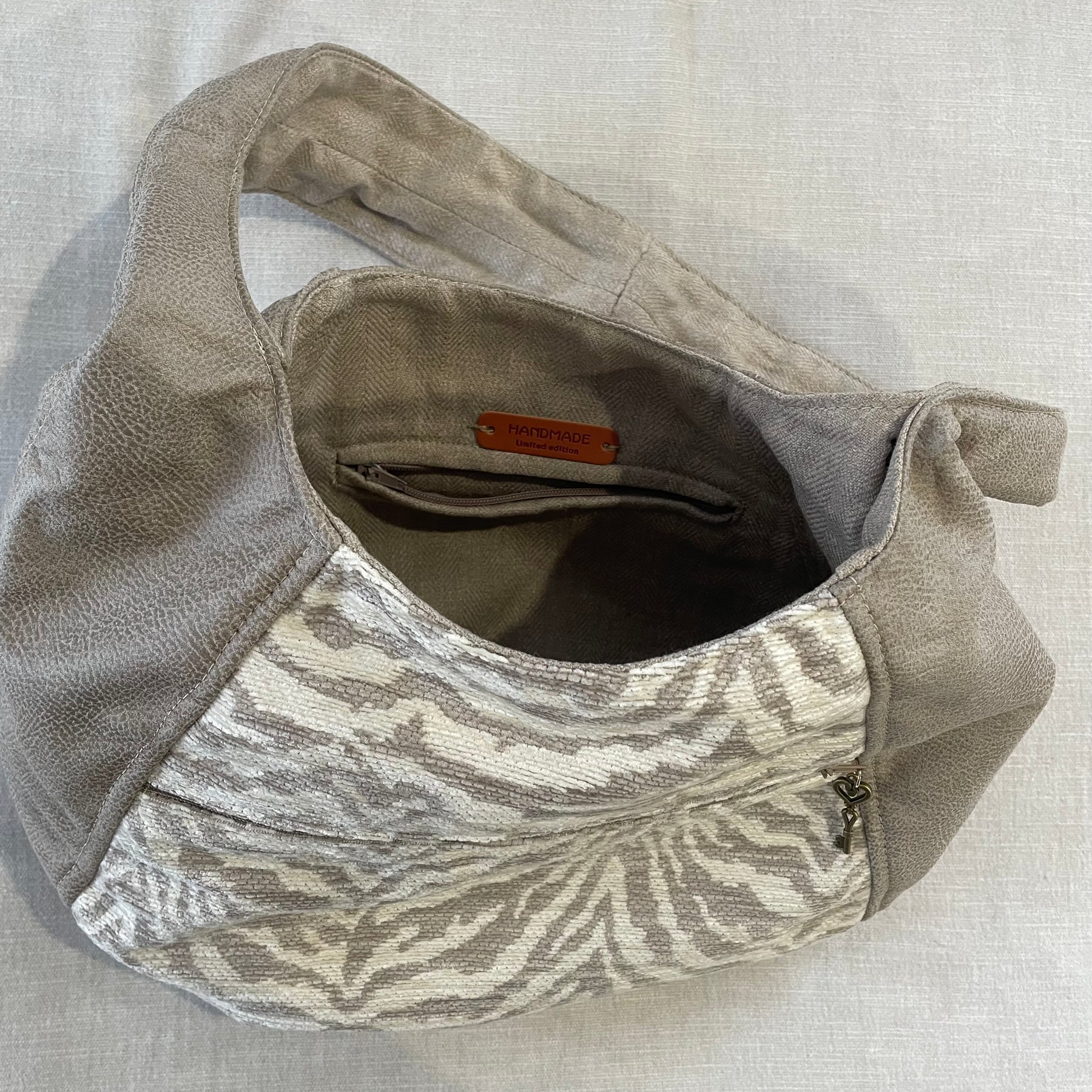 Beige Leather-look/White Tiger Slouch