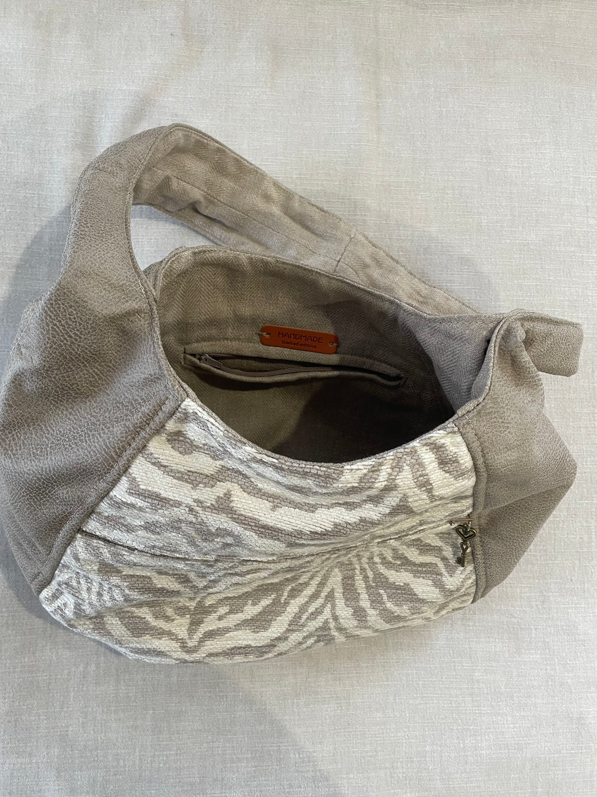 Beige Leather-look/White Tiger Slouch