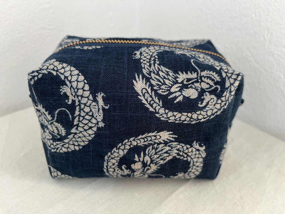 Zipper pouch dragon